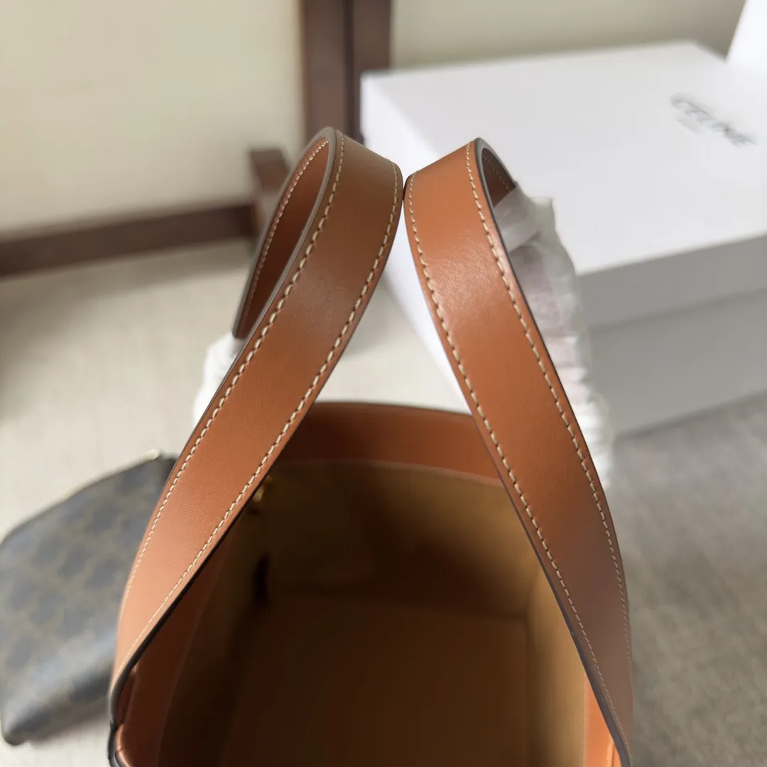 💰480 新品上线✅✅ BELINE 2022春夏季主打CuirTriomphe手袋， CuirTriomphe系列手袋，延续凯旋徽标皮革贴片为标志性元素，推出全新Cube立方体包， 营造出俏皮又轻快的氛围‼️ 这只Cube包包采用「15x15x15cm」的立方体15x15x15cm，像是用老花帆布制作的一个小礼盒，极具特色。 搭配上：灵动百搭款，怎么混搭都🉑️ 容量上：容量很大，虽然没有拉链，但是配有个小钱包，贵重物品也不怕丢 款号：199202 (配原版包装) 15x15x15cm：15-15-15