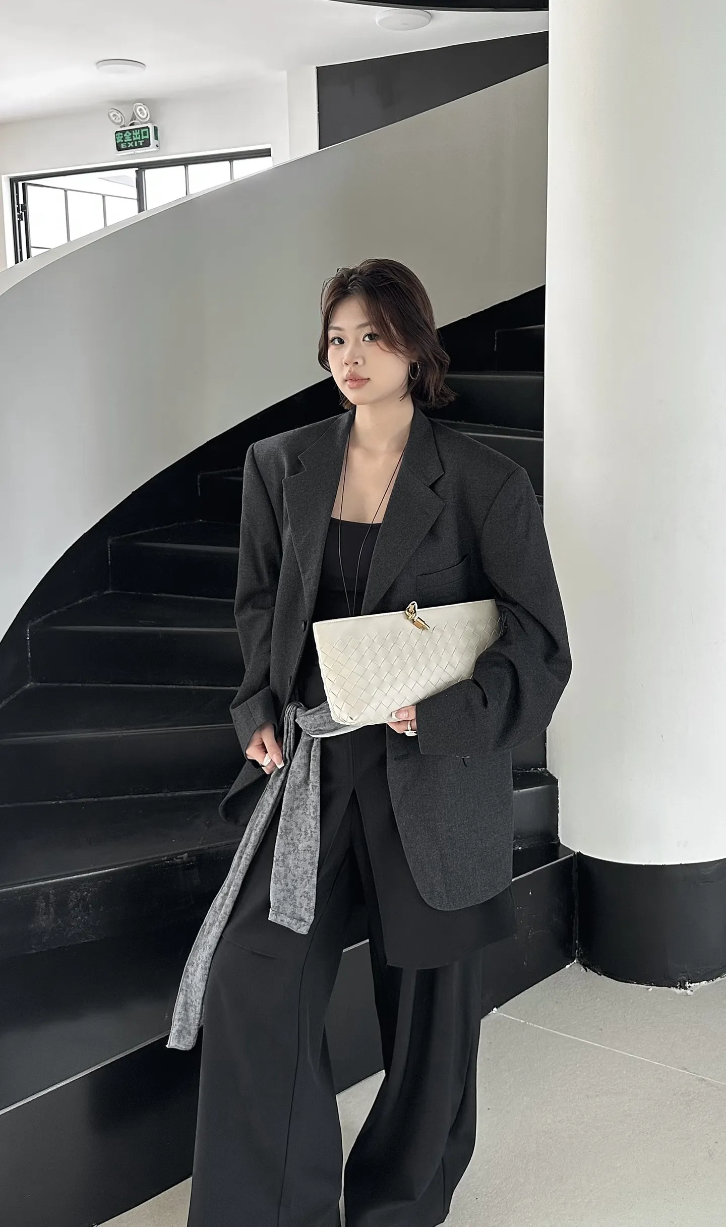 💰250 🌿新款Andiamo手拿包&mdash;米白 #精致度拉满的一款手拿包，男女通用。采用经典编织工艺＋复古绳结金属扣，是整只包视觉亮点，高级贵气感十足✨！包口以平整光面皮收边，和编织形成肌理对比。隐藏式拉链开合，功能超多卡位和钥匙环，实用又时髦！可当手拿包或夹腋下，通勤晚宴双适配～～ 31x16x8cm：31x16x8cm 材质：牛皮 款号：6135
