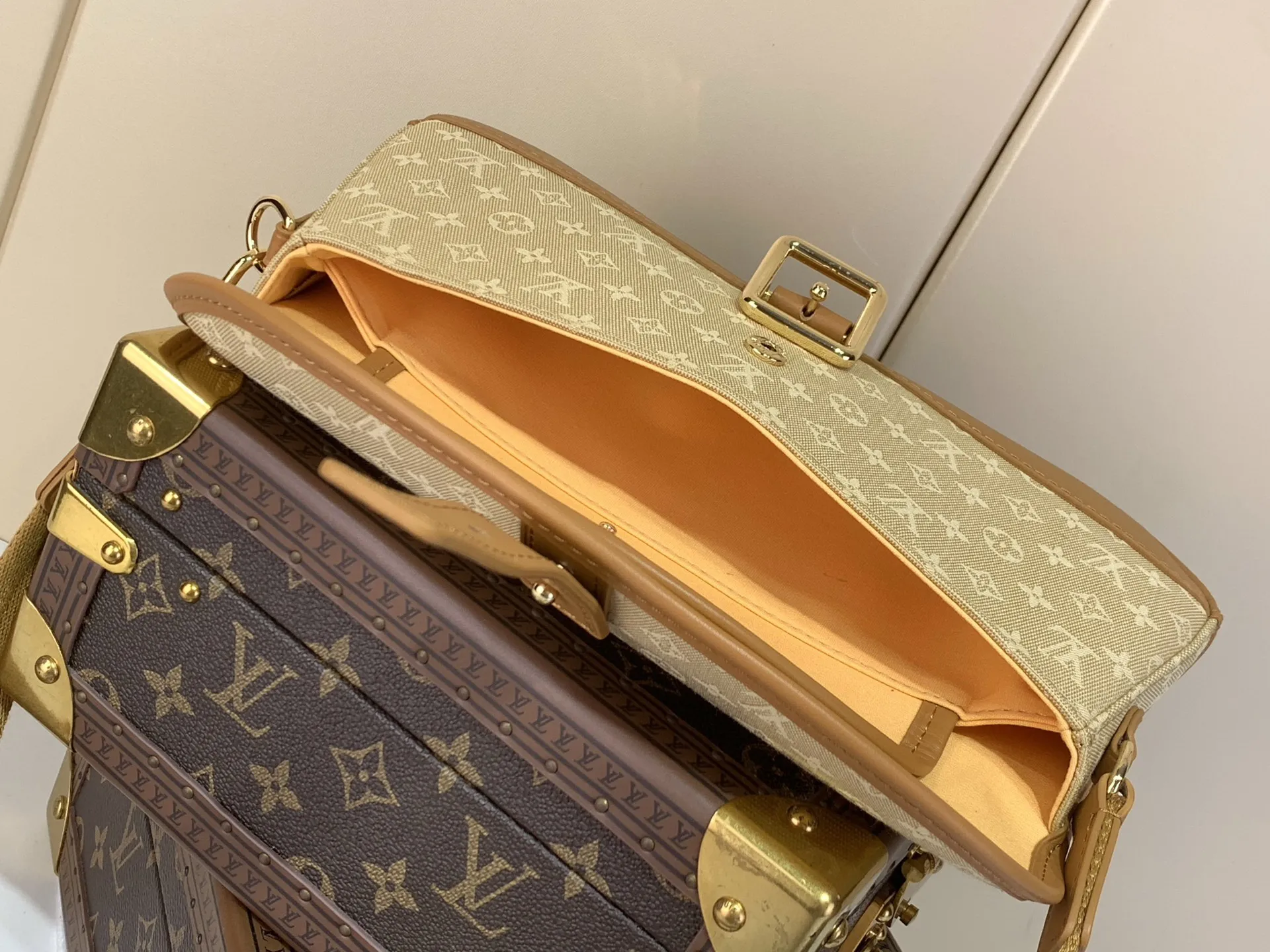 出厂价460-50【海外顶级原单 Vintagelv 中古手袋 】M92693绿色 92692深蓝色 92690灰蓝色 92691树莓粉 92694黄色 (丹宁牛仔)\n\n法棍腋下包 元宝包 Vintagelv手袋取材Monogram棉质丹宁布,展现了路易威登自然的优雅气质。随意单肩手提更显时尚感染力,精致的牛皮饰边勾勒出极富女人味的外形。\n\n26x12x3cm:26x12x3cm