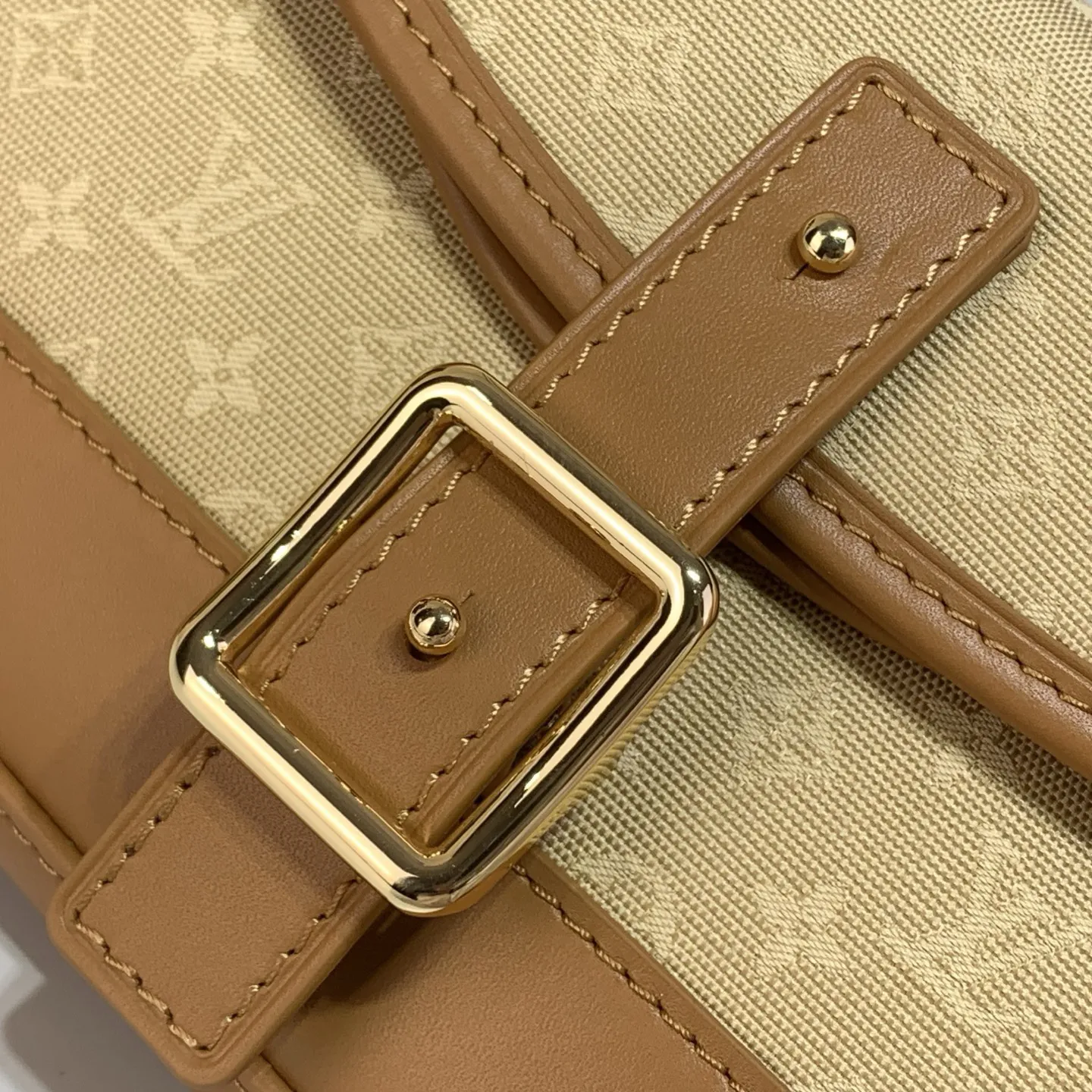 出厂价460-50【海外顶级原单 Vintagelv 中古手袋 】M92693绿色 92692深蓝色 92690灰蓝色 92691树莓粉 92694黄色 （丹宁牛仔）\n\n法棍腋下包 元宝包 Vintagelv手袋取材Monogram棉质丹宁布，展现了路易威登自然的优雅气质。随意单肩手提更显时尚感染力，精致的牛皮饰边勾勒出极富女人味的外形。\n\n26x12x3cm:26x12x3cm