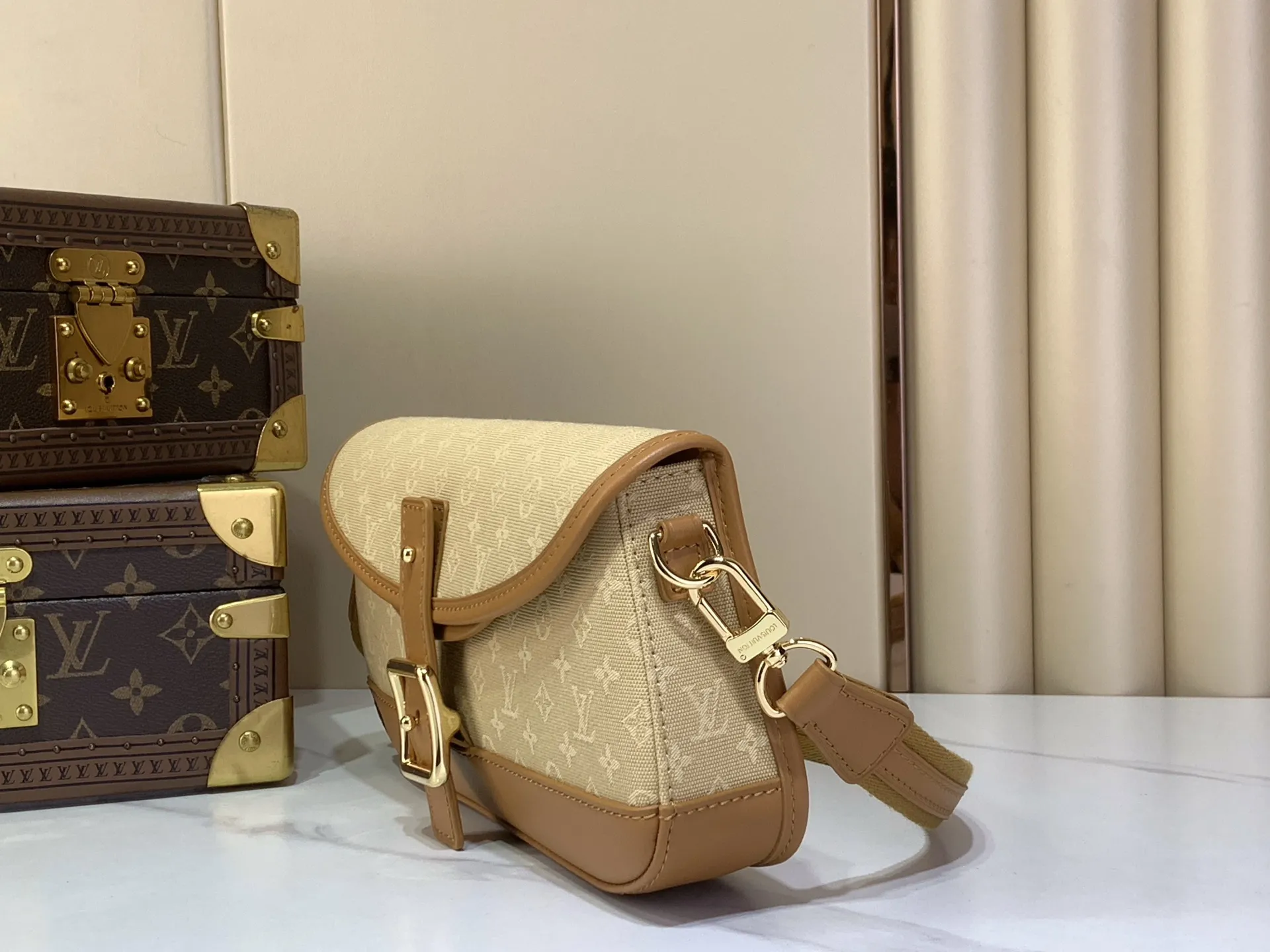 出厂价460-50【海外顶级原单 Vintagelv 中古手袋 】M92693绿色 92692深蓝色 92690灰蓝色 92691树莓粉 92694黄色 (丹宁牛仔)\n\n法棍腋下包 元宝包 Vintagelv手袋取材Monogram棉质丹宁布,展现了路易威登自然的优雅气质。随意单肩手提更显时尚感染力,精致的牛皮饰边勾勒出极富女人味的外形。\n\n26x12x3cm:26x12x3cm