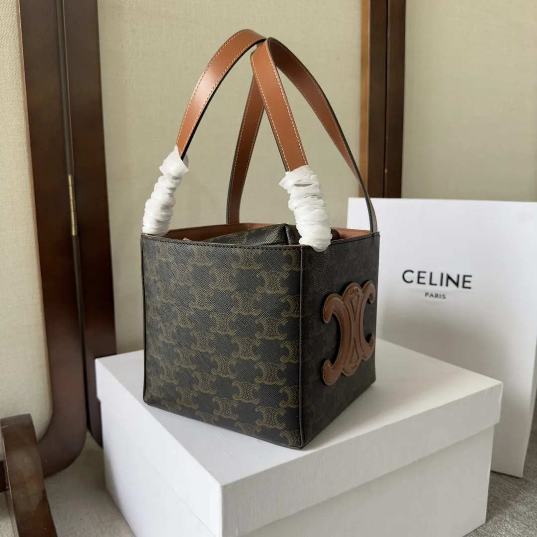💰480 新品上线✅✅ BELINE 2022春夏季主打CuirTriomphe手袋， CuirTriomphe系列手袋，延续凯旋徽标皮革贴片为标志性元素，推出全新Cube立方体包， 营造出俏皮又轻快的氛围‼️ 这只Cube包包采用「15x15x15cm」的立方体15x15x15cm，像是用老花帆布制作的一个小礼盒，极具特色。 搭配上：灵动百搭款，怎么混搭都🉑️ 容量上：容量很大，虽然没有拉链，但是配有个小钱包，贵重物品也不怕丢 款号：199202 (配原版包装) 15x15x15cm：15-15-15