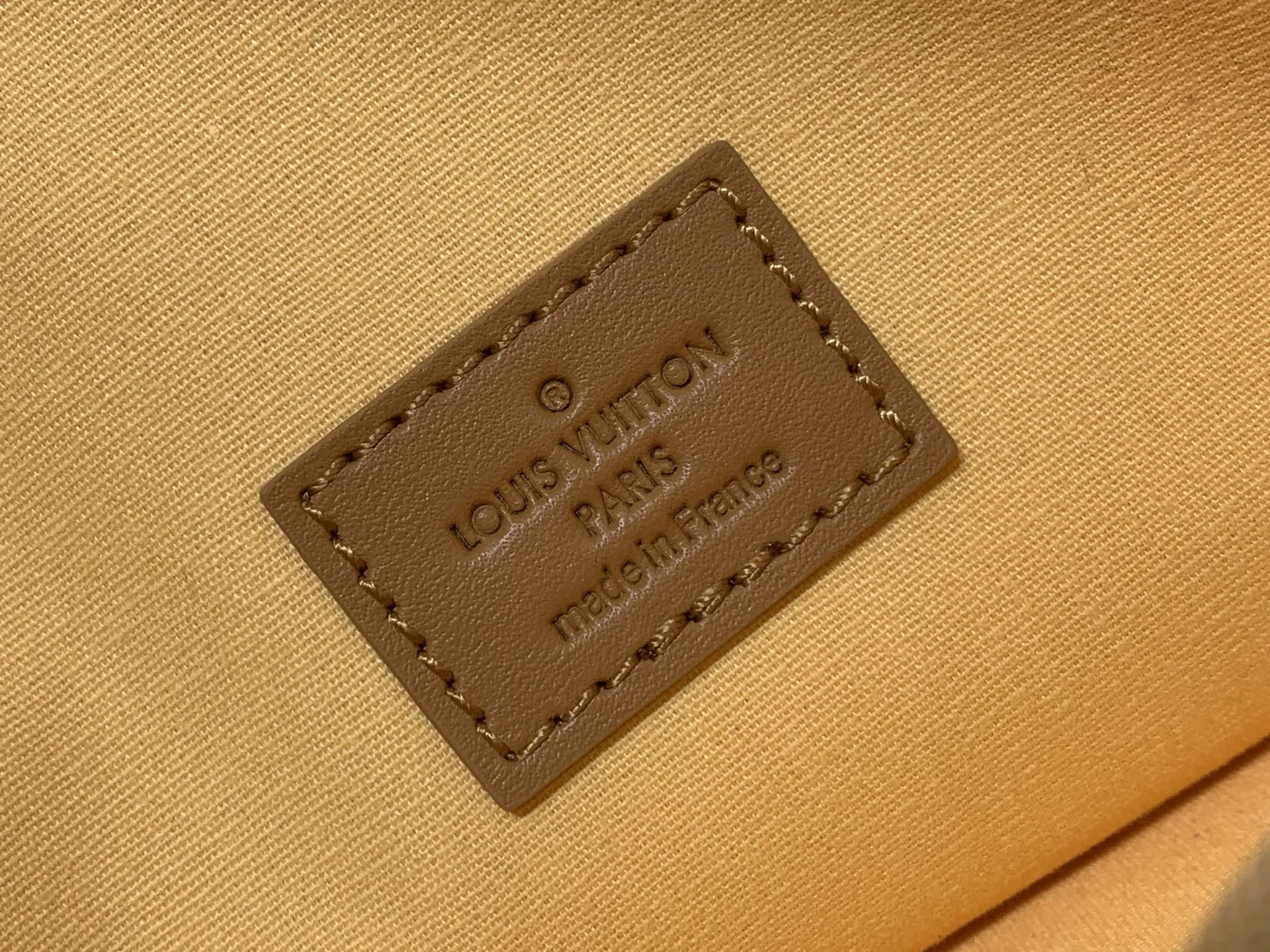 出厂价460-50【海外顶级原单 Vintagelv 中古手袋 】M92693绿色 92692深蓝色 92690灰蓝色 92691树莓粉 92694黄色 (丹宁牛仔)\n\n法棍腋下包 元宝包 Vintagelv手袋取材Monogram棉质丹宁布,展现了路易威登自然的优雅气质。随意单肩手提更显时尚感染力,精致的牛皮饰边勾勒出极富女人味的外形。\n\n26x12x3cm:26x12x3cm
