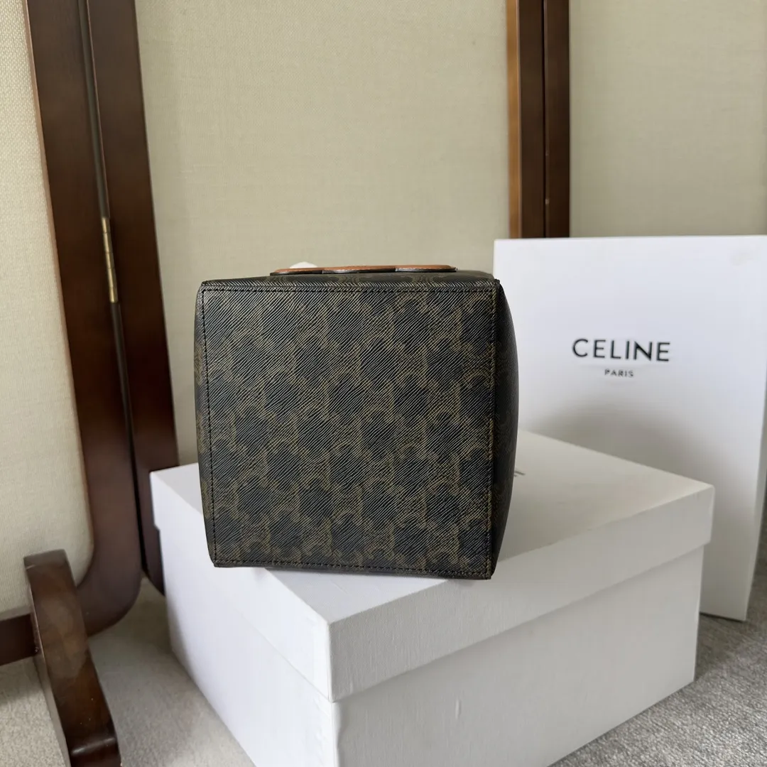💰480 新品上线✅✅ BELINE 2022春夏季主打CuirTriomphe手袋， CuirTriomphe系列手袋，延续凯旋徽标皮革贴片为标志性元素，推出全新Cube立方体包， 营造出俏皮又轻快的氛围‼️ 这只Cube包包采用「15x15x15cm」的立方体15x15x15cm，像是用老花帆布制作的一个小礼盒，极具特色。 搭配上：灵动百搭款，怎么混搭都🉑️ 容量上：容量很大，虽然没有拉链，但是配有个小钱包，贵重物品也不怕丢 款号：199202 (配原版包装) 15x15x15cm：15-15-15