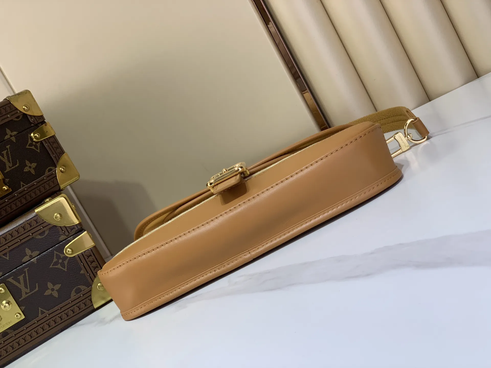 出厂价460-50【海外顶级原单 Vintagelv 中古手袋 】M92693绿色 92692深蓝色 92690灰蓝色 92691树莓粉 92694黄色 (丹宁牛仔)\n\n法棍腋下包 元宝包 Vintagelv手袋取材Monogram棉质丹宁布,展现了路易威登自然的优雅气质。随意单肩手提更显时尚感染力,精致的牛皮饰边勾勒出极富女人味的外形。\n\n26x12x3cm:26x12x3cm
