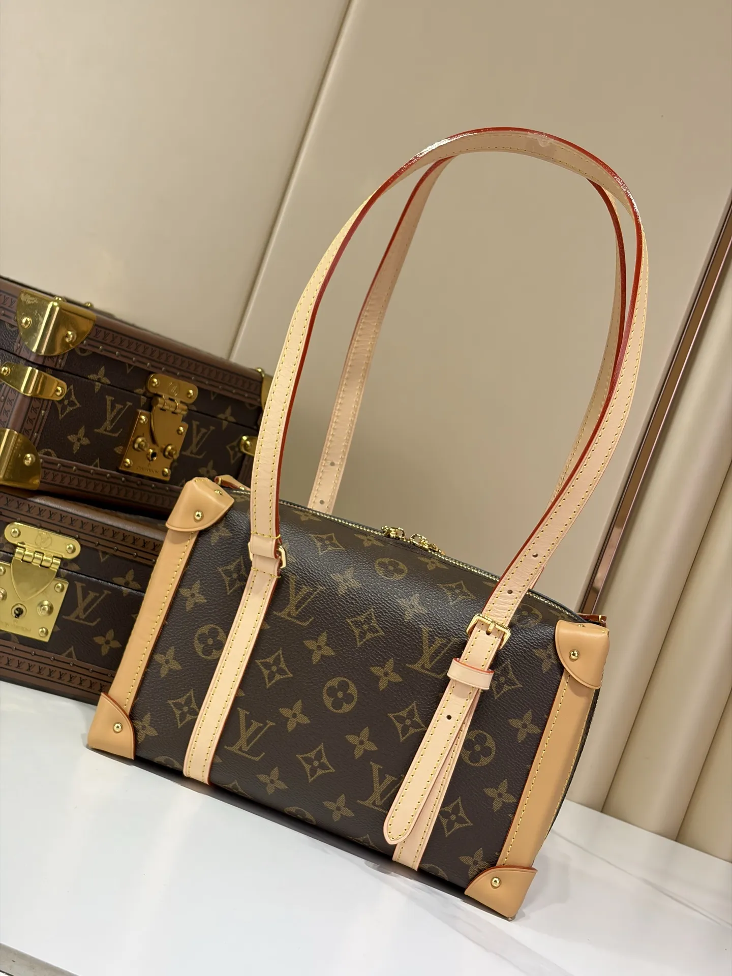 复刻独家实拍📷【 Malle de Jour 单肩盒子 手袋】M3A169老花(钢五金) 取材经典 Monogram 帆布,为 Petite Malle 设计演绎日间风尚。金属铆钉、边角与 S-lock 锁扣致意路易威登硬箱渊源,VVN 饰边勾勒工致之笔,肩带可按需调整垂坠长度,宽敞内里轻松容纳日常所需。 尺寸:24 x 15 x 8 厘米 (长度 x 高 x 宽)