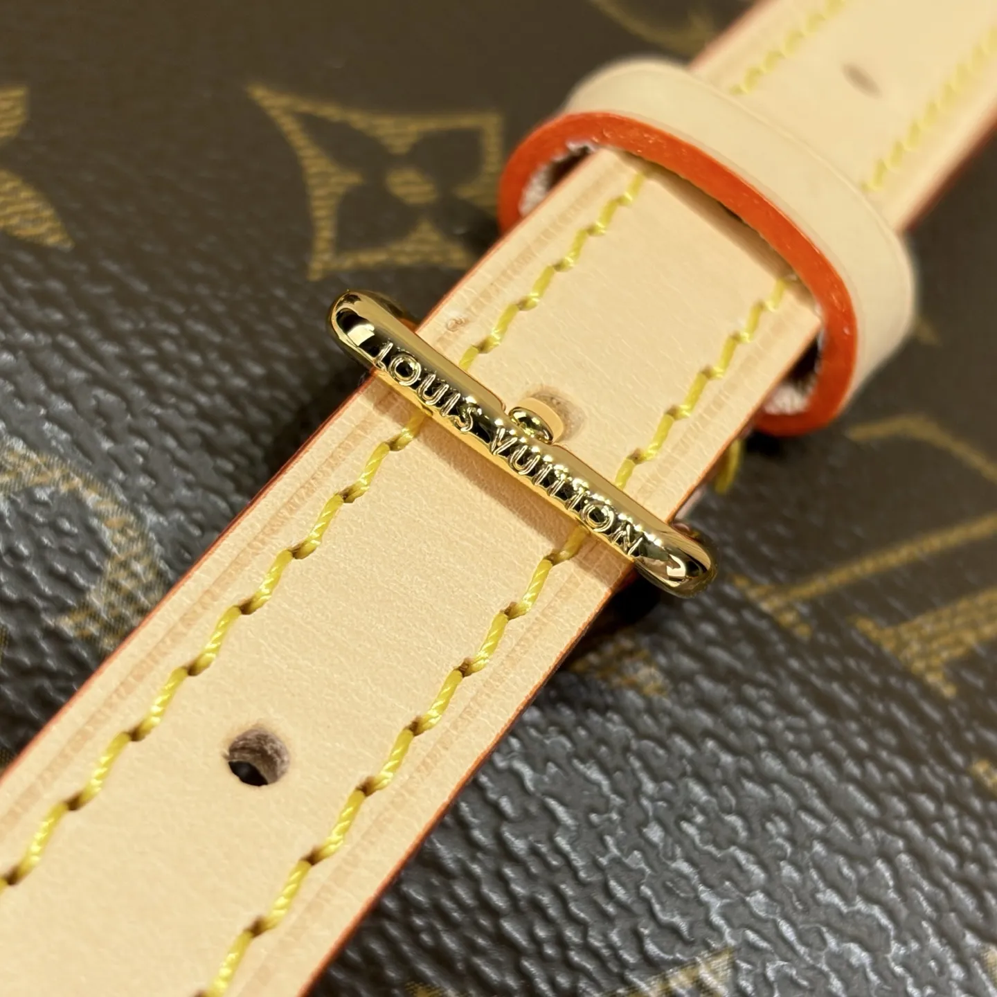 复刻独家实拍📷【 Malle de Jour 单肩盒子 手袋】M3A169老花(钢五金) 取材经典 Monogram 帆布,为 Petite Malle 设计演绎日间风尚。金属铆钉、边角与 S-lock 锁扣致意路易威登硬箱渊源,VVN 饰边勾勒工致之笔,肩带可按需调整垂坠长度,宽敞内里轻松容纳日常所需。 尺寸:24 x 15 x 8 厘米 (长度 x 高 x 宽)