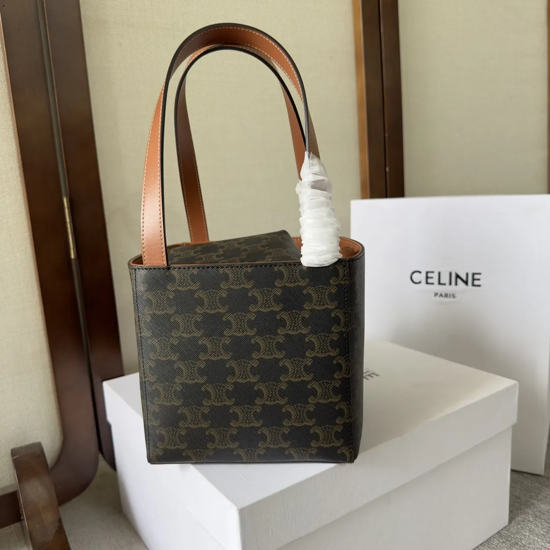 💰480 新品上线✅✅ BELINE 2022春夏季主打CuirTriomphe手袋, CuirTriomphe系列手袋,延续凯旋徽标皮革贴片为标志性元素,推出全新Cube立方体包, 营造出俏皮又轻快的氛围‼️ 这只Cube包包采用「15x15x15cm」的立方体15x15x15cm,像是用老花帆布制作的一个小礼盒,极具特色。 搭配上:灵动百搭款,怎么混搭都🉑️ 容量上:容量很大,虽然没有拉链,但是配有个小钱包,贵重物品也不怕丢 款号:199202 (配原版包装) 15x15x15cm:15-15-15