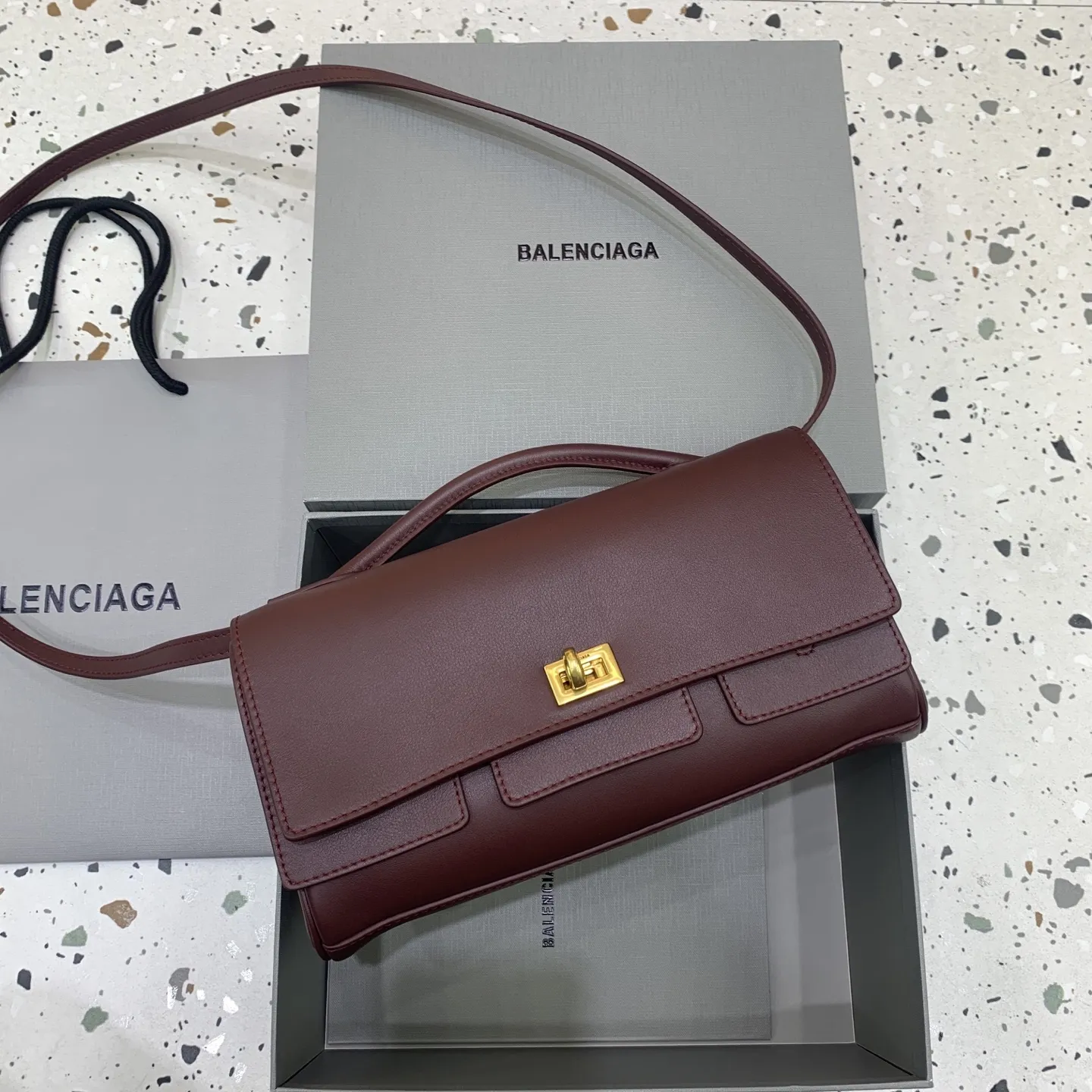 新款 Bel Air Clutch 翻盖手拿包【枣红色】 一向巨能装的巴黎家 推出纤巧优雅的手拿包 Bel AirClutch,能轻松拿捏各种party,Rodeo 托特用双锁扣开合结构防住了想要外出的心,经典中的经典手袋无需过多的美化,复古气息扑面而来,背侧拉链外袋便于收置随手小物,内部设有主隔层和4个卡槽,侧面按扣可调节宽窄增加收纳空间。可拆卸肩带实现手拿、肩背、斜挎等多种背法!款号:8439431080 尺寸:长26x宽5×高15cm