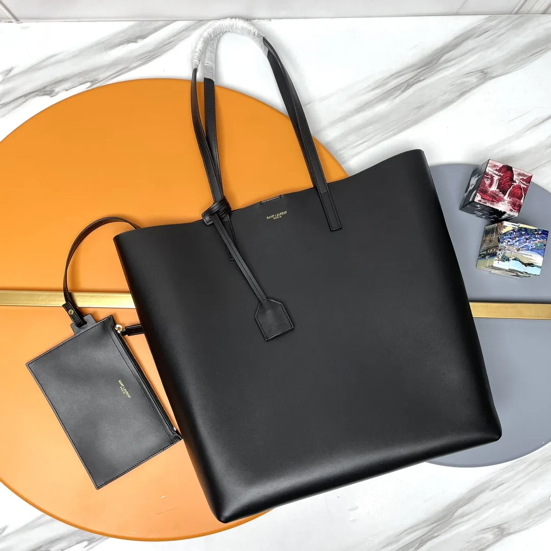shopping tote bag_竖款购物袋,💰💰600 非常简约性冷淡风的一个系列,进口南非牛皮,内里配有一个手拿袋,可拆卸,它的特点就是容量大而且轻,搭配一个金属小logo,精致极了! 型号:600306 尺寸:32.5×35×10.5cm 手柄长度:23.5cm