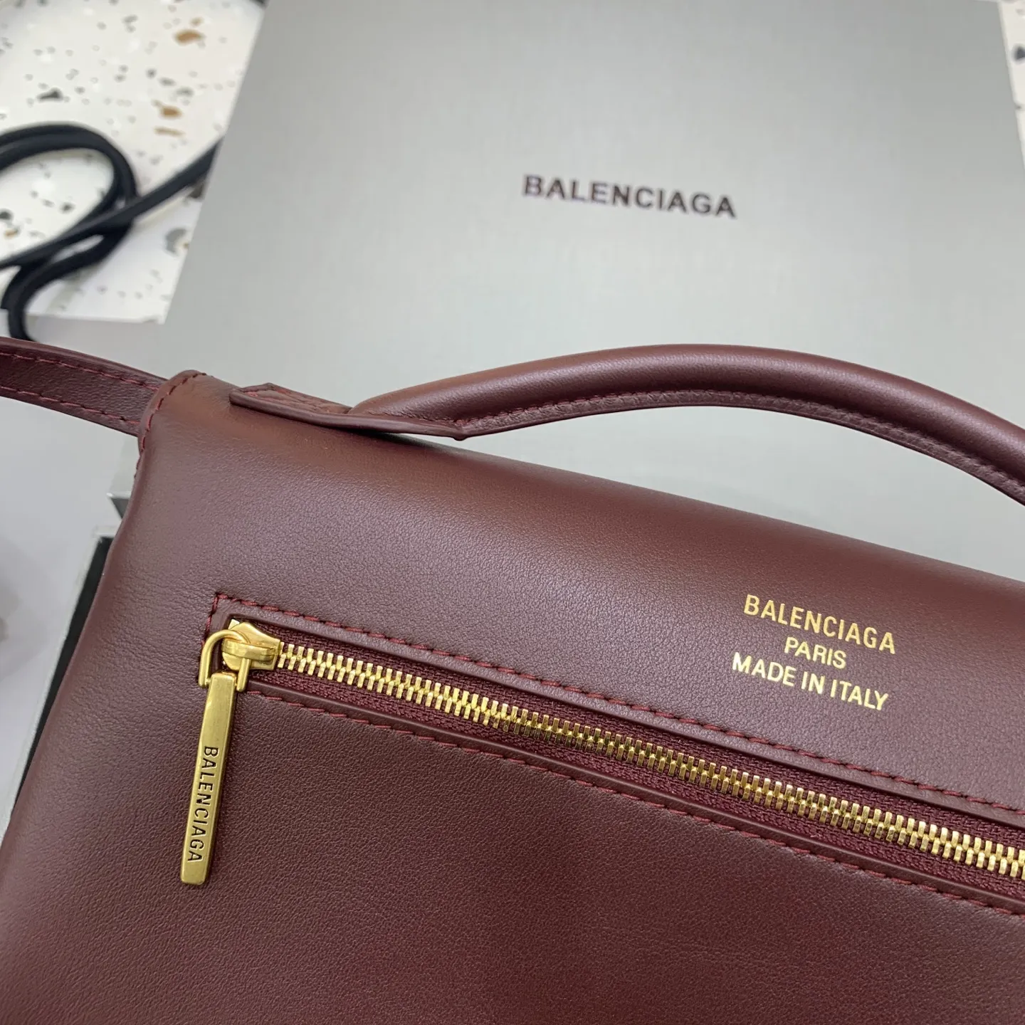 新款 Bel Air Clutch 翻盖手拿包【枣红色】 一向巨能装的巴黎家 推出纤巧优雅的手拿包 Bel AirClutch,能轻松拿捏各种party,Rodeo 托特用双锁扣开合结构防住了想要外出的心,经典中的经典手袋无需过多的美化,复古气息扑面而来,背侧拉链外袋便于收置随手小物,内部设有主隔层和4个卡槽,侧面按扣可调节宽窄增加收纳空间。可拆卸肩带实现手拿、肩背、斜挎等多种背法!款号:8439431080 尺寸:长26x宽5×高15cm