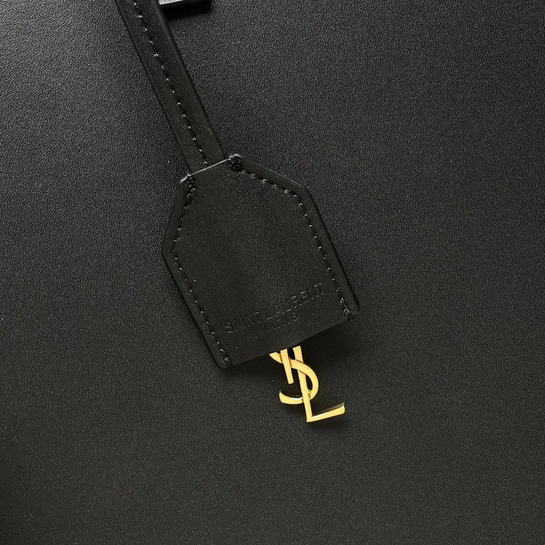 shopping tote bag_购物袋💰💰 650 非常简约性冷淡风的一个系列,进口南非牛皮,内里配有一个手拿袋,可拆卸,它的特点就是容量大而且轻,搭配一个金属小logo,精致极了! 尺寸:38×28×13cm 型号:600281