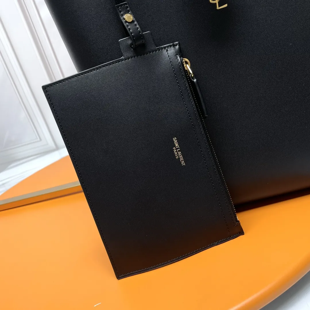 shopping tote bag_竖款购物袋,💰💰600 非常简约性冷淡风的一个系列,进口南非牛皮,内里配有一个手拿袋,可拆卸,它的特点就是容量大而且轻,搭配一个金属小logo,精致极了! 型号:600306 尺寸:32.5×35×10.5cm 手柄长度:23.5cm