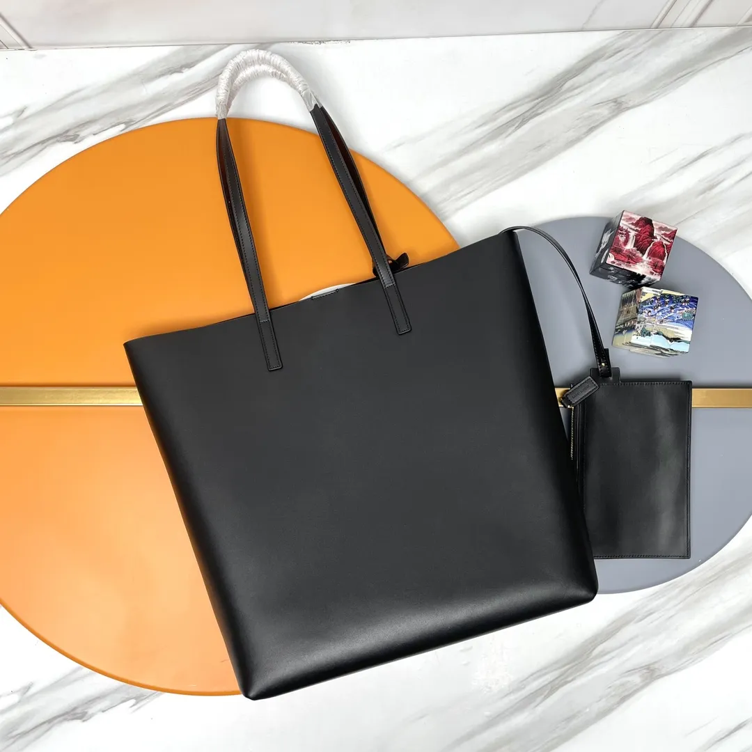shopping tote bag_竖款购物袋,💰💰600 非常简约性冷淡风的一个系列,进口南非牛皮,内里配有一个手拿袋,可拆卸,它的特点就是容量大而且轻,搭配一个金属小logo,精致极了! 型号:600306 尺寸:32.5×35×10.5cm 手柄长度:23.5cm