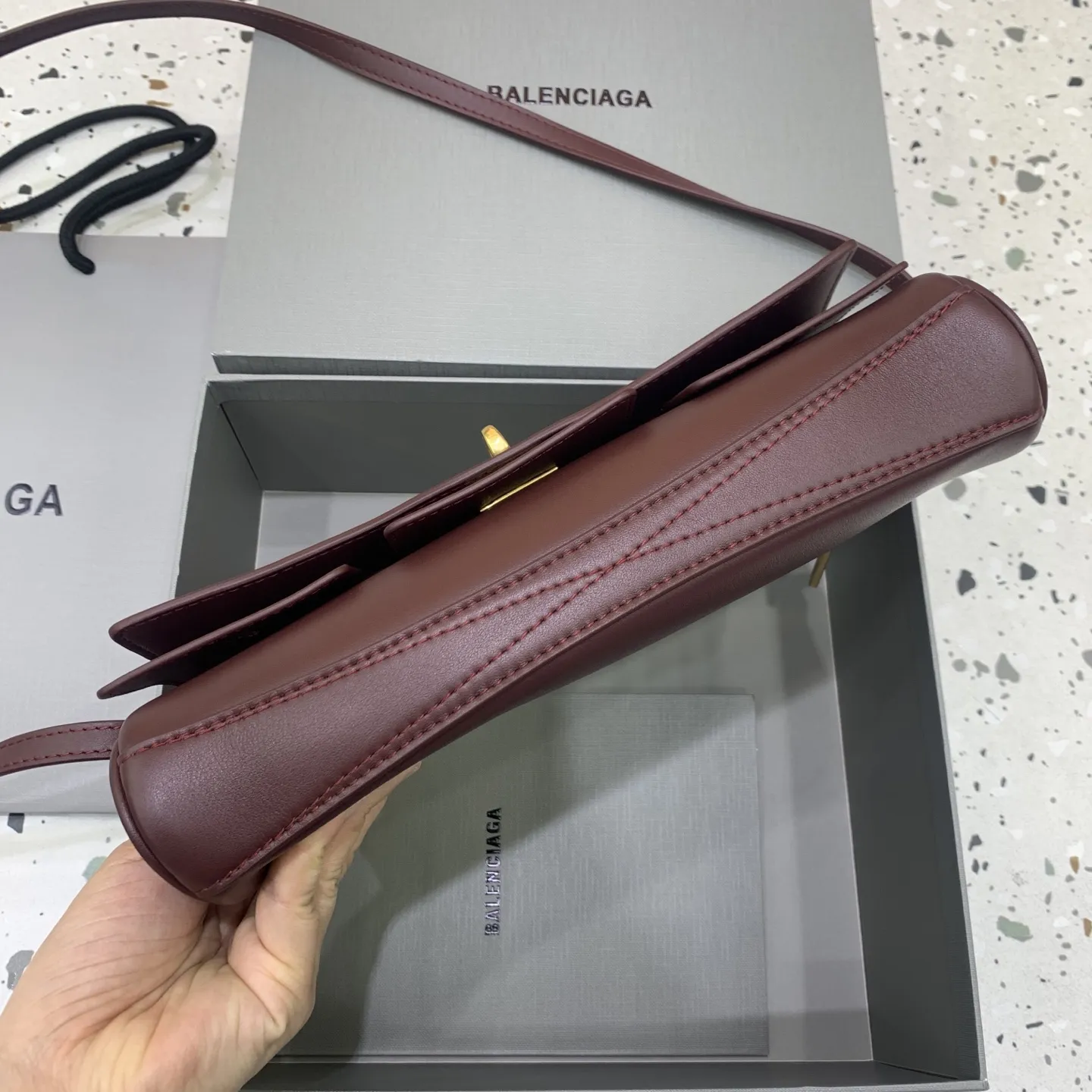 新款 Bel Air Clutch 翻盖手拿包【枣红色】 一向巨能装的巴黎家 推出纤巧优雅的手拿包 Bel AirClutch，能轻松拿捏各种party，Rodeo 托特用双锁扣开合结构防住了想要外出的心，经典中的经典手袋无需过多的美化，复古气息扑面而来，背侧拉链外袋便于收置随手小物，内部设有主隔层和4个卡槽，侧面按扣可调节宽窄增加收纳空间。可拆卸肩带实现手拿、肩背、斜挎等多种背法！款号：8439431080 尺寸：长26x宽5&times;高15cm