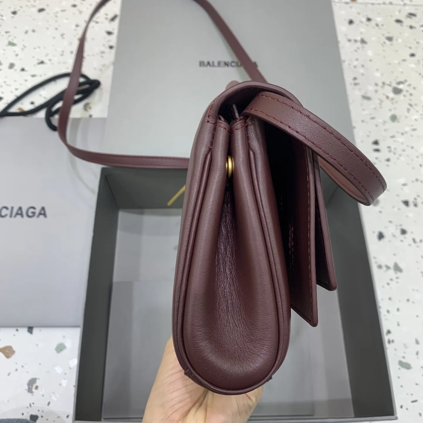 新款 Bel Air Clutch 翻盖手拿包【枣红色】 一向巨能装的巴黎家 推出纤巧优雅的手拿包 Bel AirClutch，能轻松拿捏各种party，Rodeo 托特用双锁扣开合结构防住了想要外出的心，经典中的经典手袋无需过多的美化，复古气息扑面而来，背侧拉链外袋便于收置随手小物，内部设有主隔层和4个卡槽，侧面按扣可调节宽窄增加收纳空间。可拆卸肩带实现手拿、肩背、斜挎等多种背法！款号：8439431080 尺寸：长26x宽5&times;高15cm