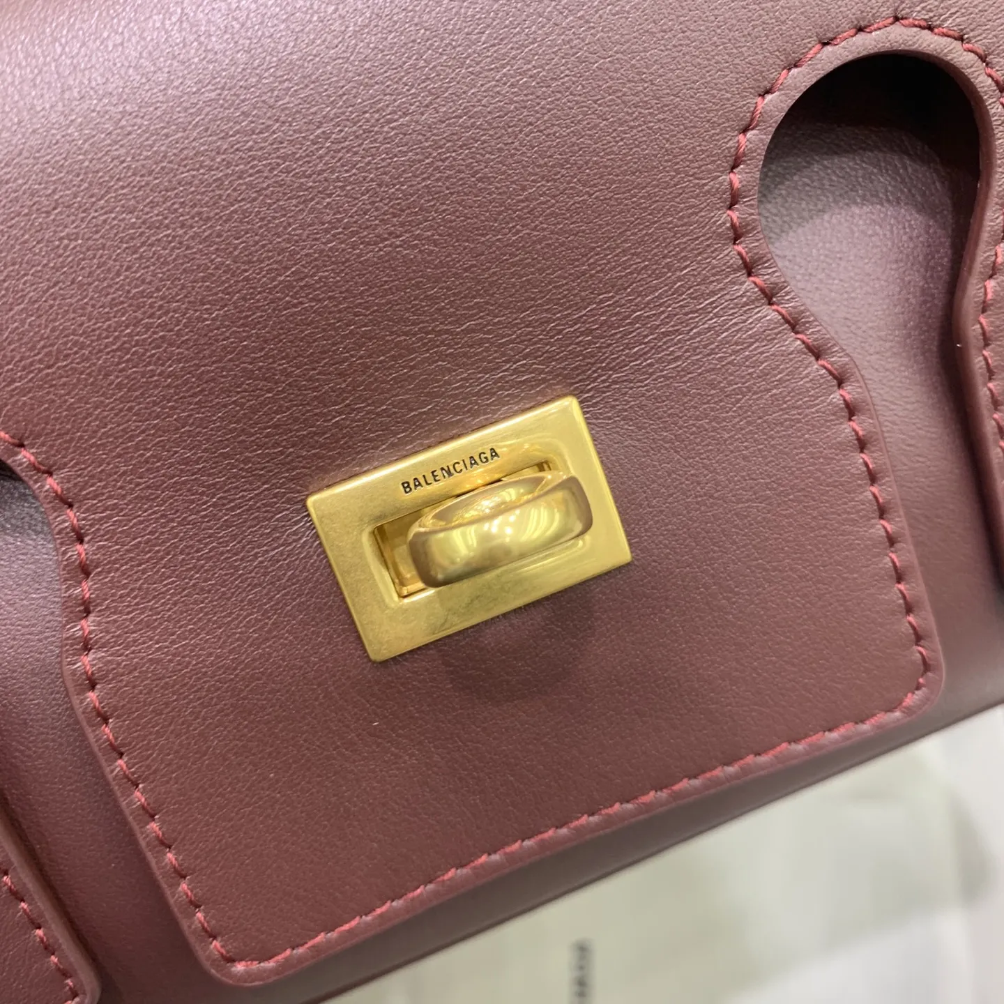新款 Bel Air Clutch 翻盖手拿包【枣红色】 一向巨能装的巴黎家 推出纤巧优雅的手拿包 Bel AirClutch,能轻松拿捏各种party,Rodeo 托特用双锁扣开合结构防住了想要外出的心,经典中的经典手袋无需过多的美化,复古气息扑面而来,背侧拉链外袋便于收置随手小物,内部设有主隔层和4个卡槽,侧面按扣可调节宽窄增加收纳空间。可拆卸肩带实现手拿、肩背、斜挎等多种背法!款号:8439431080 尺寸:长26x宽5×高15cm