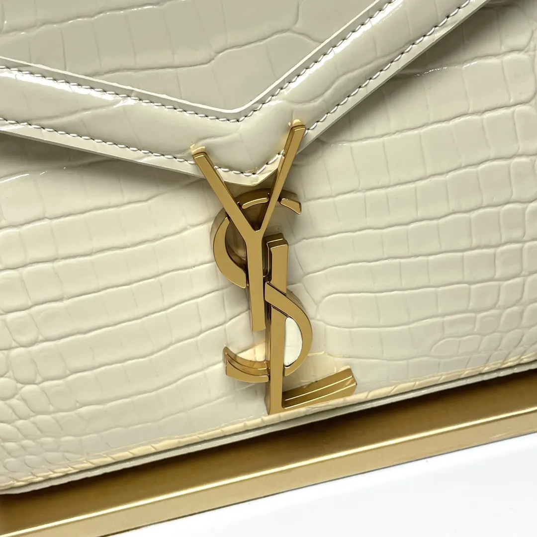 #𝑪𝒂𝒔𝒔𝒂𝒏𝒅𝒓𝒂#迷你20x16x7.5cm20cm💰💰600 鳄鱼纹手拎包!这个系列特别的设计就是它的旋转式金属扣,匠心设计工艺复杂程度非同一般;内部设有隔层分开形成两个宽敞的内袋及一个卡片插袋,背后有一个开口后袋,小小的包内容量却相当可观;肩带为可调节设计,搭配手拎挽带,可提可背,气质十足,让人一见倾心! 型号:602716 .zx 20x16x7.5cm:20x16x7.5cm