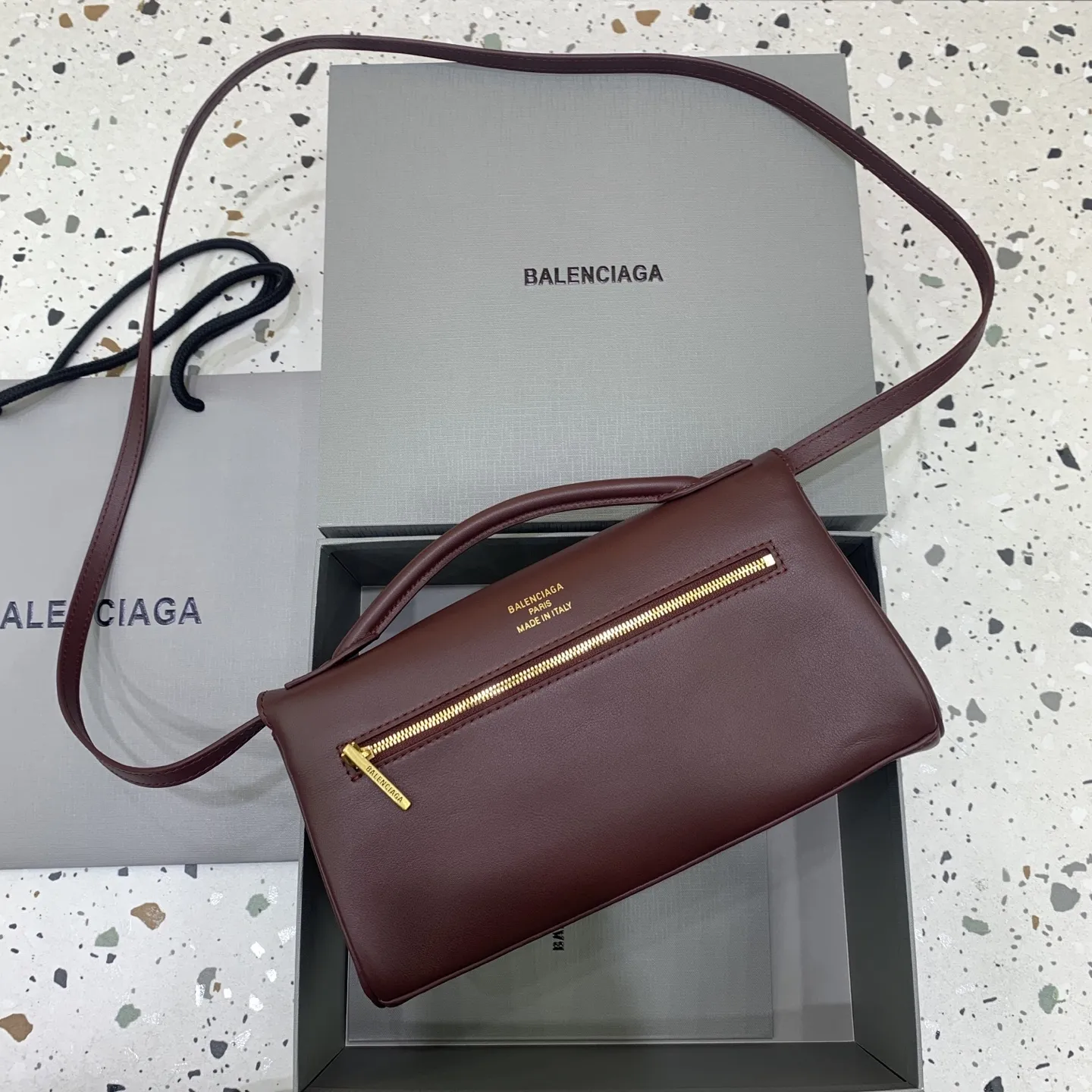 新款 Bel Air Clutch 翻盖手拿包【枣红色】 一向巨能装的巴黎家 推出纤巧优雅的手拿包 Bel AirClutch，能轻松拿捏各种party，Rodeo 托特用双锁扣开合结构防住了想要外出的心，经典中的经典手袋无需过多的美化，复古气息扑面而来，背侧拉链外袋便于收置随手小物，内部设有主隔层和4个卡槽，侧面按扣可调节宽窄增加收纳空间。可拆卸肩带实现手拿、肩背、斜挎等多种背法！款号：8439431080 尺寸：长26x宽5&times;高15cm