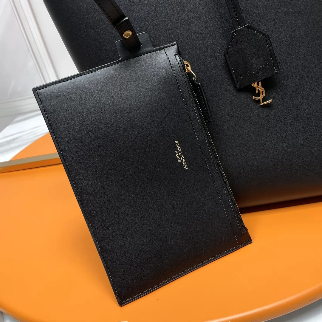 shopping tote bag_购物袋💰💰 650 非常简约性冷淡风的一个系列,进口南非牛皮,内里配有一个手拿袋,可拆卸,它的特点就是容量大而且轻,搭配一个金属小logo,精致极了! 尺寸:38×28×13cm 型号:600281