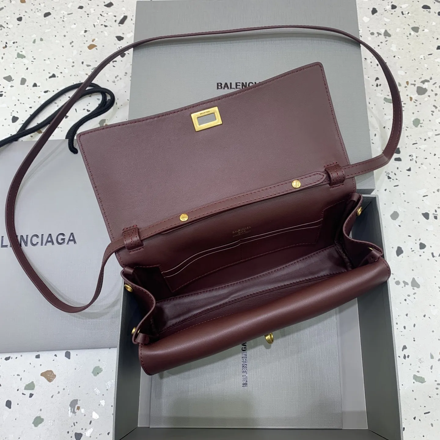 新款 Bel Air Clutch 翻盖手拿包【枣红色】 一向巨能装的巴黎家 推出纤巧优雅的手拿包 Bel AirClutch,能轻松拿捏各种party,Rodeo 托特用双锁扣开合结构防住了想要外出的心,经典中的经典手袋无需过多的美化,复古气息扑面而来,背侧拉链外袋便于收置随手小物,内部设有主隔层和4个卡槽,侧面按扣可调节宽窄增加收纳空间。可拆卸肩带实现手拿、肩背、斜挎等多种背法!款号:8439431080 尺寸:长26x宽5×高15cm