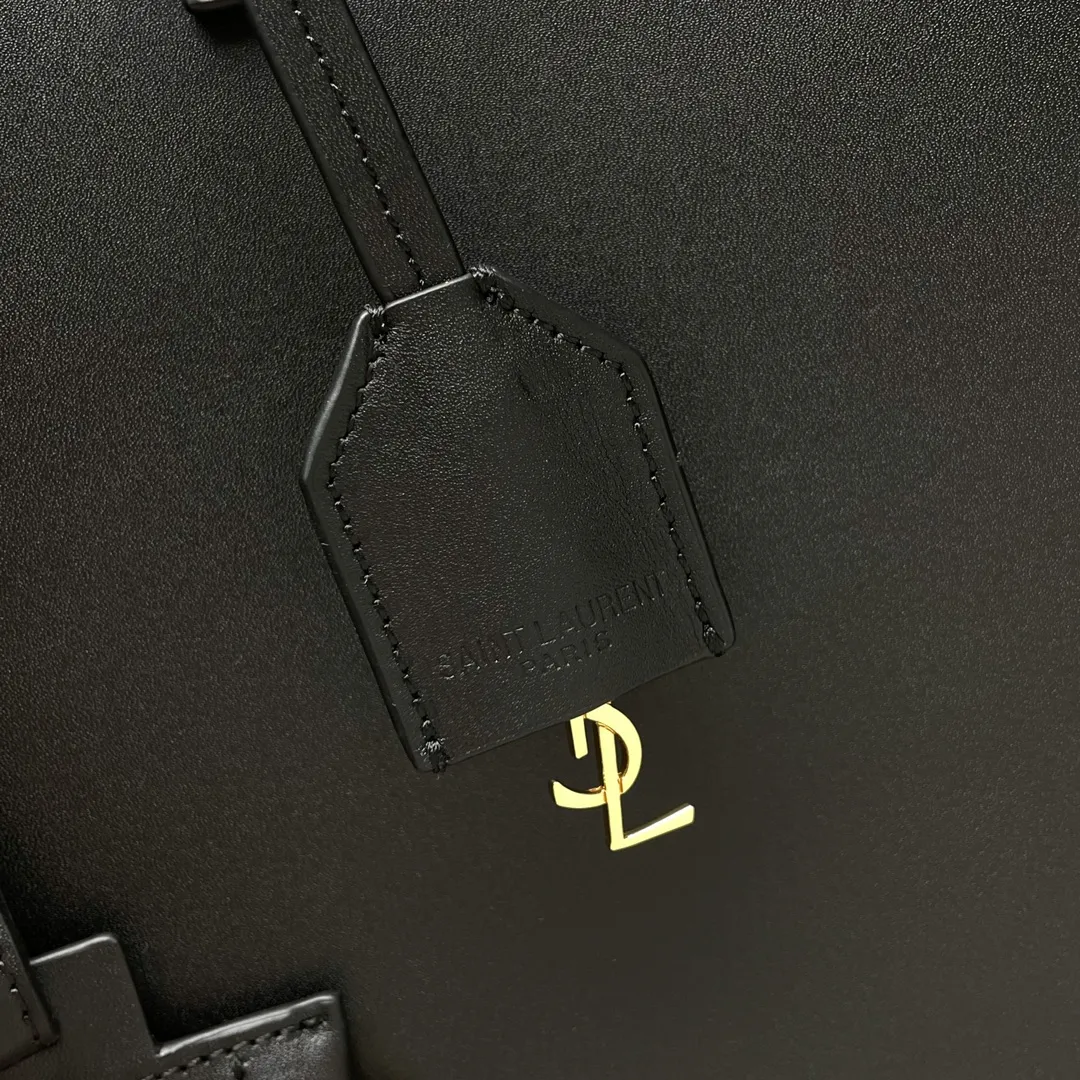 shopping tote bag_竖款购物袋,💰💰600 非常简约性冷淡风的一个系列,进口南非牛皮,内里配有一个手拿袋,可拆卸,它的特点就是容量大而且轻,搭配一个金属小logo,精致极了! 型号:600306 尺寸:32.5×35×10.5cm 手柄长度:23.5cm