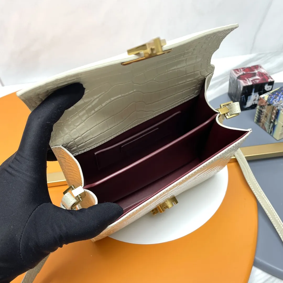 #𝑪𝒂𝒔𝒔𝒂𝒏𝒅𝒓𝒂#迷你20x16x7.5cm20cm💰💰600 鳄鱼纹手拎包！这个系列特别的设计就是它的旋转式金属扣，匠心设计工艺复杂程度非同一般；内部设有隔层分开形成两个宽敞的内袋及一个卡片插袋，背后有一个开口后袋，小小的包内容量却相当可观；肩带为可调节设计，搭配手拎挽带，可提可背，气质十足，让人一见倾心！ 型号：602716 .zx 20x16x7.5cm：20x16x7.5cm