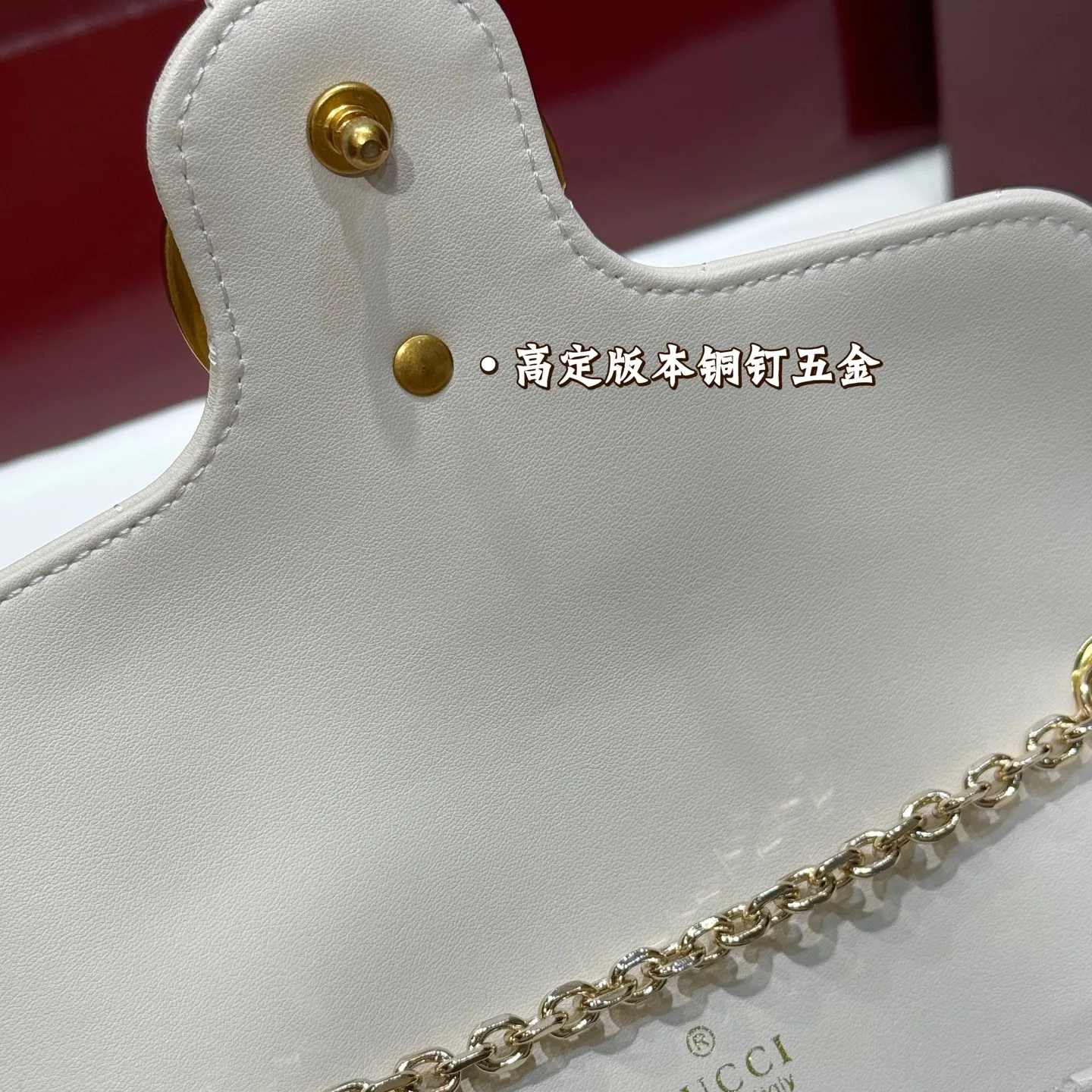 2026七夕情人节限量明星同款，Jetset GG Marmont系列小号肩背包，Gucci Primavera系列通过融合创新与务实的愿景，确立了廓形、质地与材质的新语汇。这款GG Marmont系列手袋突显双色调配件和垂直绗缝皮革，为品牌经典款式提供大胆诠释，并配有织带。20.5厘米（宽）x 11.5厘米（高）x 6厘米（深）型号：A006X1