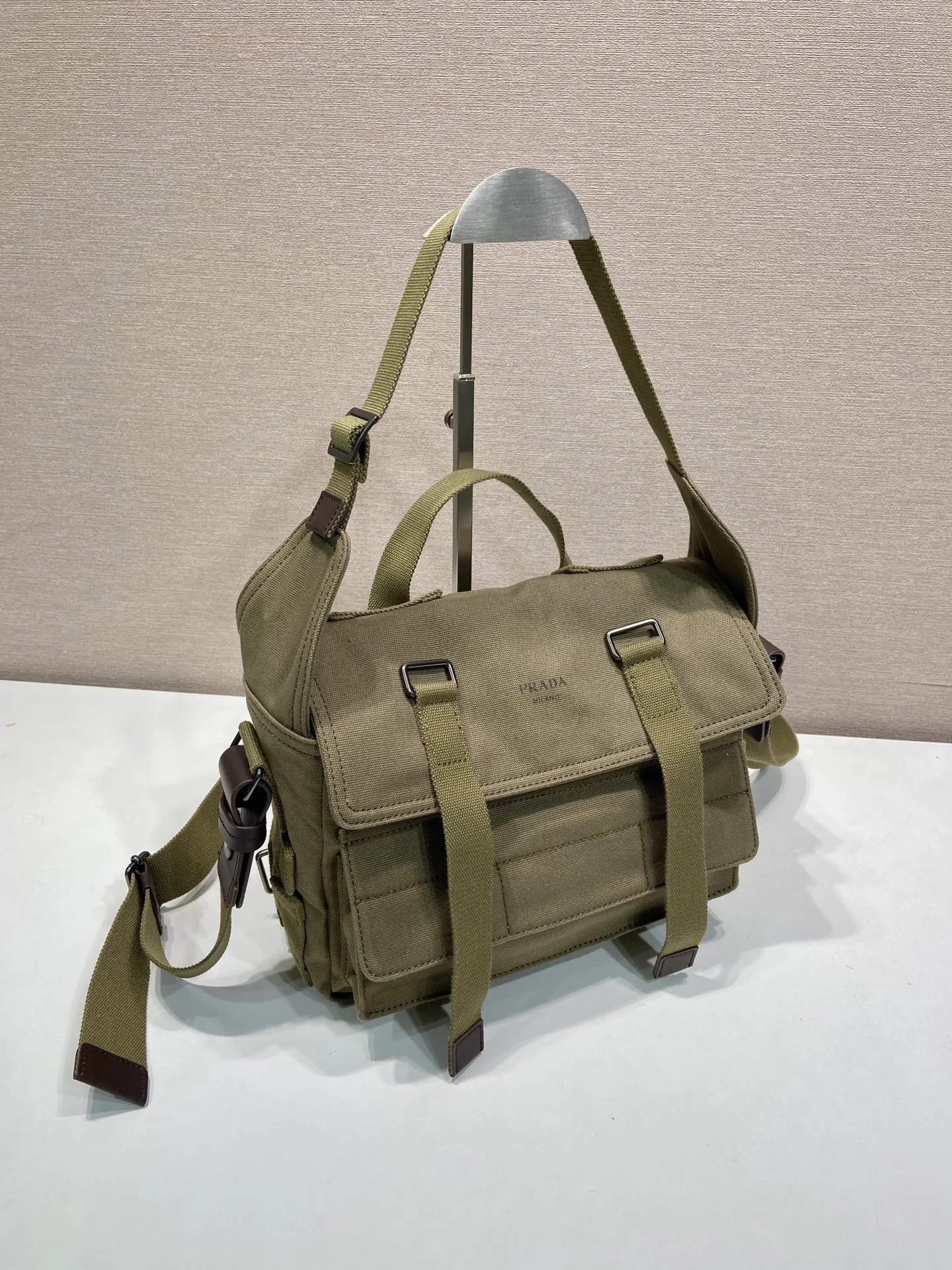 批650 特级原厂🎉新品邮差包🎉1BD408帆布🎉🎉\n这款邮差帆布包的设计灵感来源，它造型简洁大方，配有手拿柄和肩带，方便多种携带方式。内部空间宽敞，设有多个口袋，足以容纳工作或休闲时所需的各种物品。这种极简的设计理念让这款包成为一款多功能、充满现代感的配饰，将实用性完美地转化为一种独特的风格体现。太太好看，帅哥们，赶紧入手吧，又是一款永久不过时爆款🎉🎉\n长27x高20x底10cm🎉🎉🎉💰💰💰