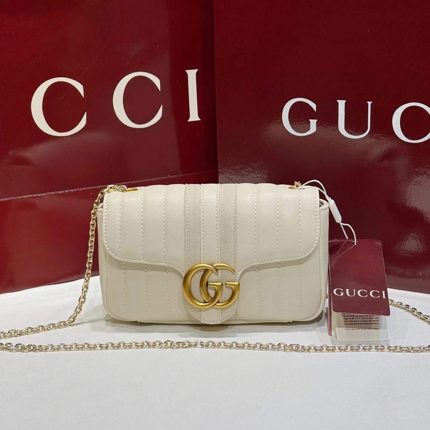2026七夕情人节限量明星同款,Jetset GG Marmont系列小号肩背包,Gucci Primavera系列通过融合创新与务实的愿景,确立了廓形、质地与材质的新语汇。这款GG Marmont系列手袋突显双色调配件和垂直绗缝皮革,为品牌经典款式提供大胆诠释,并配有织带。20.5厘米(宽)x 11.5厘米(高)x 6厘米(深)型号:A006X1