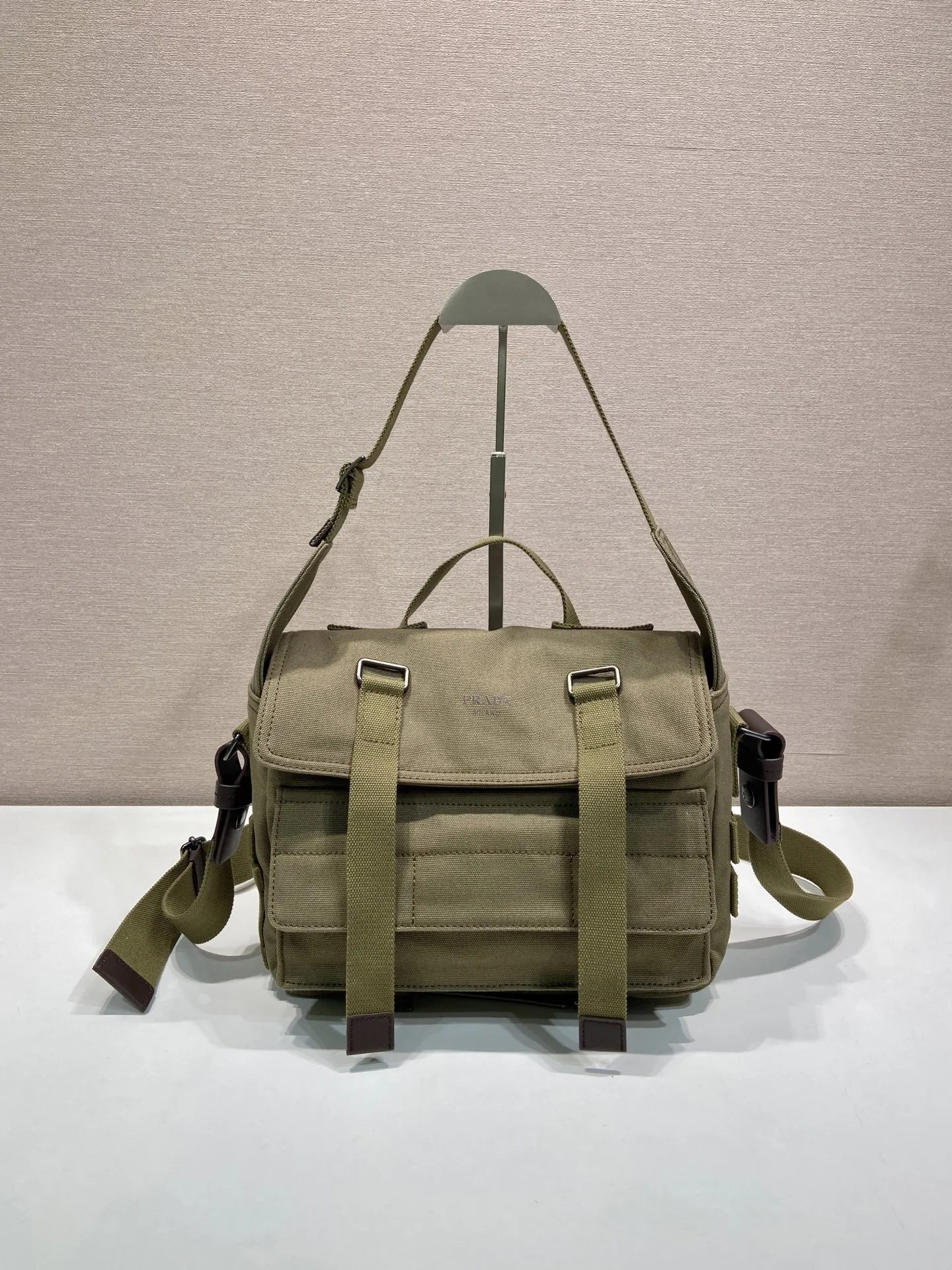 批650 特级原厂🎉新品邮差包🎉1BD408帆布🎉🎉\n这款邮差帆布包的设计灵感来源,它造型简洁大方,配有手拿柄和肩带,方便多种携带方式。内部空间宽敞,设有多个口袋,足以容纳工作或休闲时所需的各种物品。这种极简的设计理念让这款包成为一款多功能、充满现代感的配饰,将实用性完美地转化为一种独特的风格体现。太太好看,帅哥们,赶紧入手吧,又是一款永久不过时爆款🎉🎉\n长27x高20x底10cm🎉🎉🎉💰💰💰