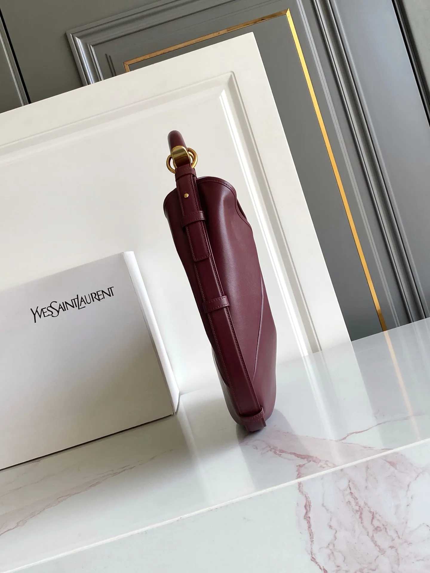 MOMBASA中号皮革手袋 酒红 中号MOMBASA HOBO手袋的现代演绎,采用柔软复古牛皮革制成,搭配同色系绒面革衬里。 廓形日夜皆宜,皮革包覆的提手锦上添花,可手提或肩背携带。 牛皮革 绒面革衬里 古铜色饰件 磁性按扣开合 一个拉链口袋 尺寸:24–40 X 24–33 X 3厘米/9.4–15.7 X 9.4–13 X 1.2英寸 提手高度:23厘米/9.1英寸 货号 862029 #697580