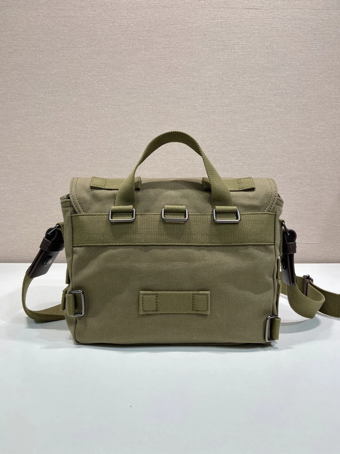 批650 特级原厂🎉新品邮差包🎉1BD408帆布🎉🎉\n这款邮差帆布包的设计灵感来源，它造型简洁大方，配有手拿柄和肩带，方便多种携带方式。内部空间宽敞，设有多个口袋，足以容纳工作或休闲时所需的各种物品。这种极简的设计理念让这款包成为一款多功能、充满现代感的配饰，将实用性完美地转化为一种独特的风格体现。太太好看，帅哥们，赶紧入手吧，又是一款永久不过时爆款🎉🎉\n长27x高20x底10cm🎉🎉🎉💰💰💰