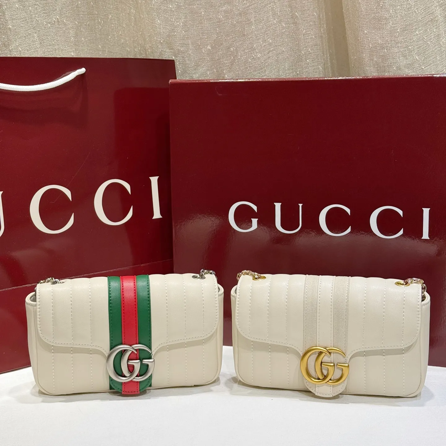 2026七夕情人节限量明星同款，Jetset GG Marmont系列小号肩背包，Gucci Primavera系列通过融合创新与务实的愿景，确立了廓形、质地与材质的新语汇。这款GG Marmont系列手袋突显双色调配件和垂直绗缝皮革，为品牌经典款式提供大胆诠释，并配有织带。20.5厘米（宽）x 11.5厘米（高）x 6厘米（深）型号：A006X1