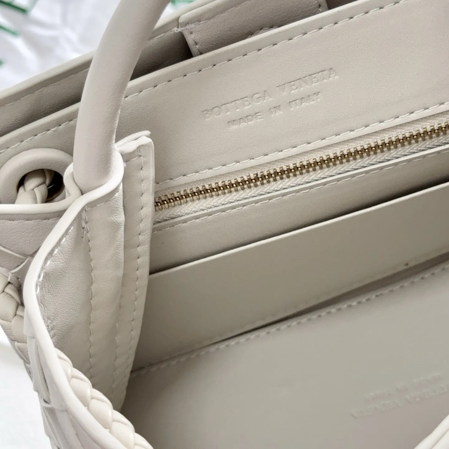 ~𝗕𝗼𝘁𝘁𝗲𝗴𝗮 𝗩𝗲𝗻𝗲𝘁𝗮| Mini andiamo\n日常出门完全够用✨\n手拎就是温婉贵气小姐姐\n换上肩带单肩背\n松弛慵懒感直接拉满\n上班、约会、逛街都适配!\n背上整个人的气质都变柔和了\n不张扬但一看就很有品味\n🉑斜挎🉑单肩背🉑手拎🉑放下📱\n\n·编号:5022迷你\n·Size:15*20*9