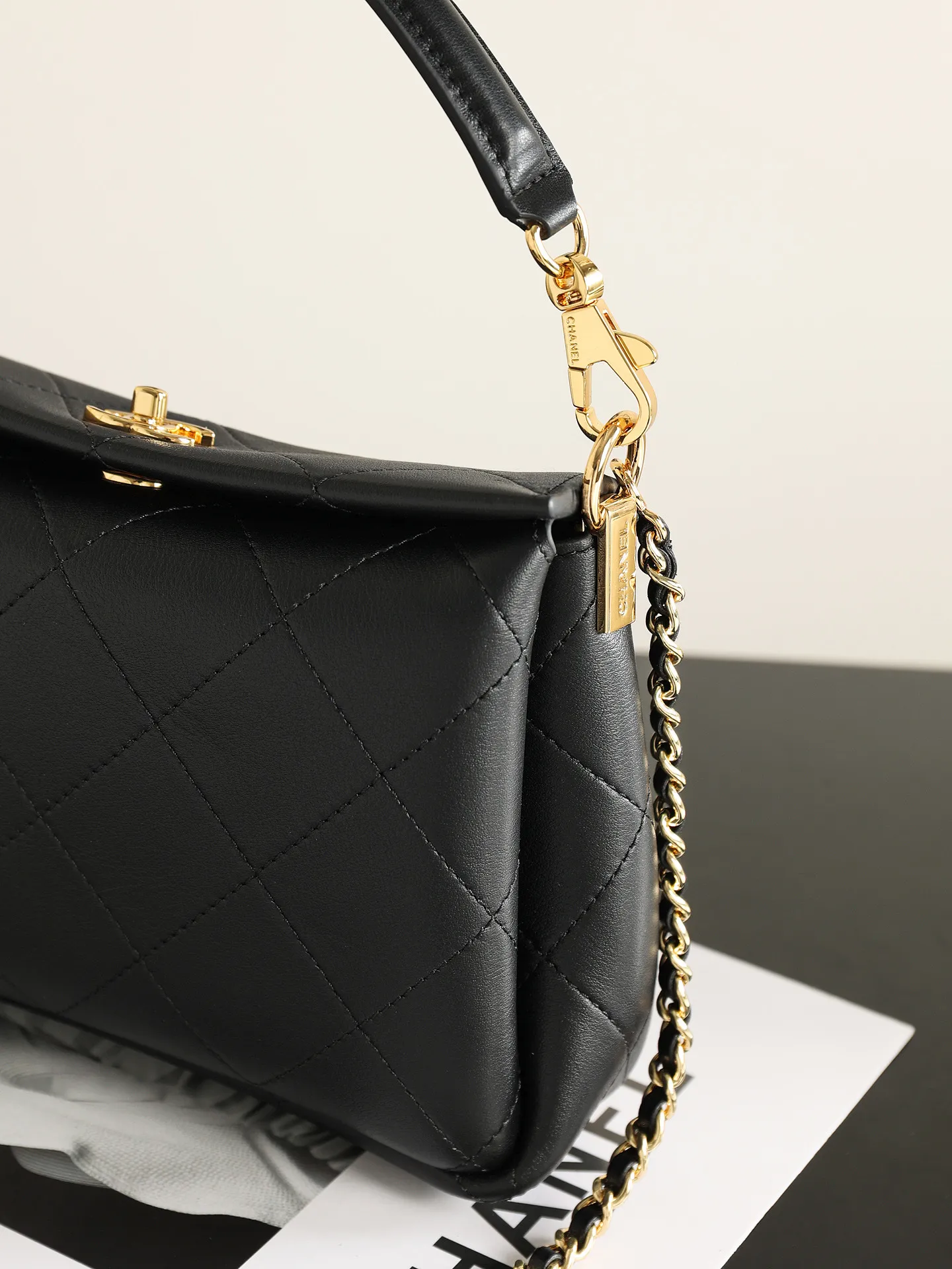 Chanel 26SS Black Leather Hobo Bag Interior Capacity Details Express Shipping France Europe