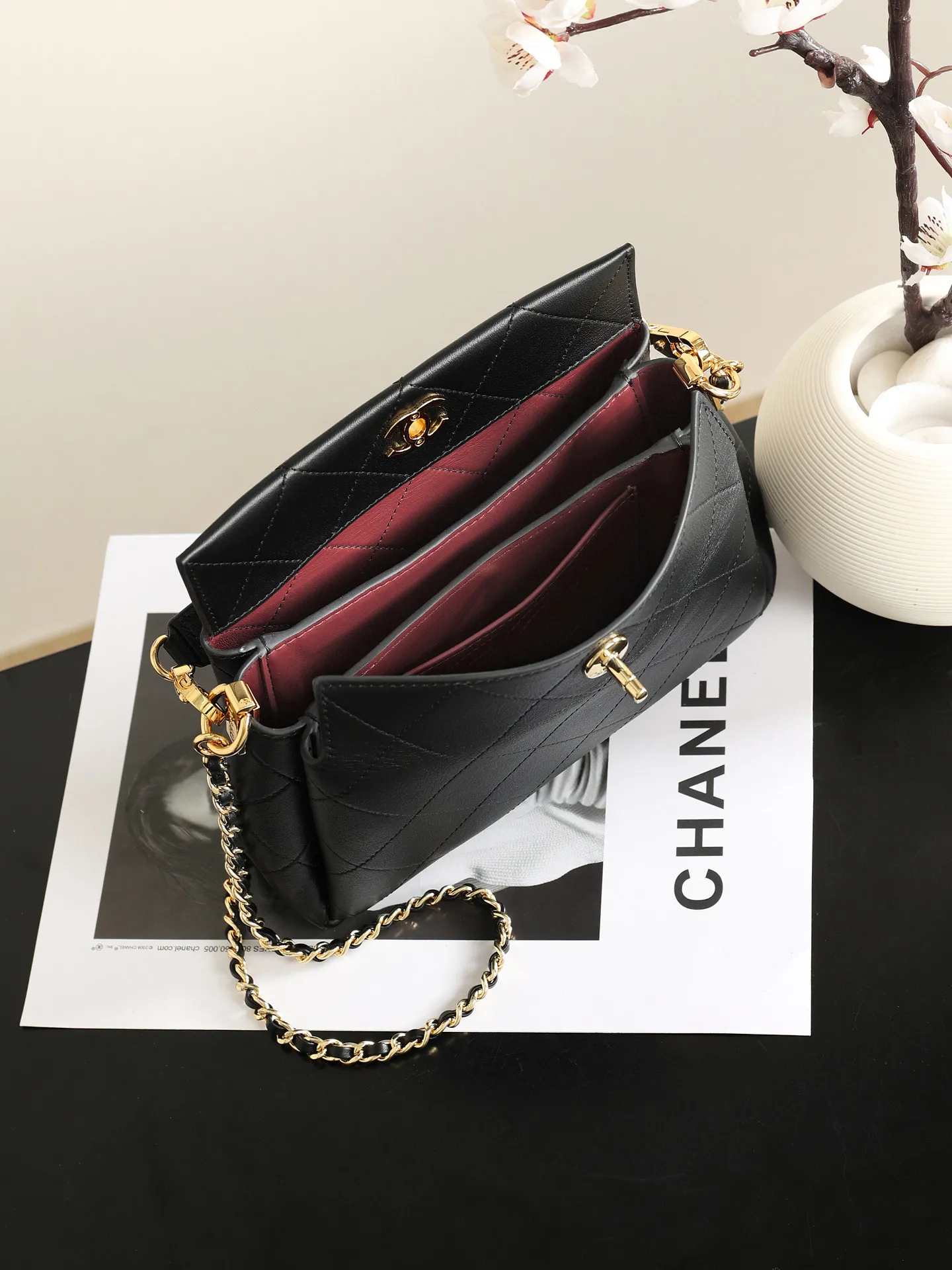 Chanel 26SS French Chic Hobo Bag Gold Hardware Turnlock Detail Tax-Inclusive Europe Delivery