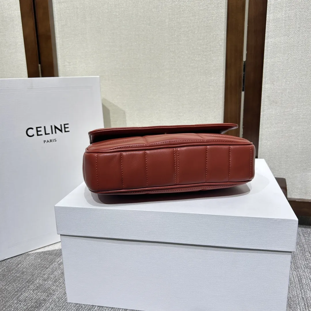 💰400 MATELASSE MONOCHROME 绗缝羊皮革链条肩背包 全新的标志性设计以及绗缝造型 独特绗缝工艺描摹摩登廓形,凸显丰盈质感 金属 LOGO 聚焦瞩目细节 搭配宽松夹克与牛仔裤 洋溢随性法式气息 型号:111273. 24x15x5cm:24x15x5cm