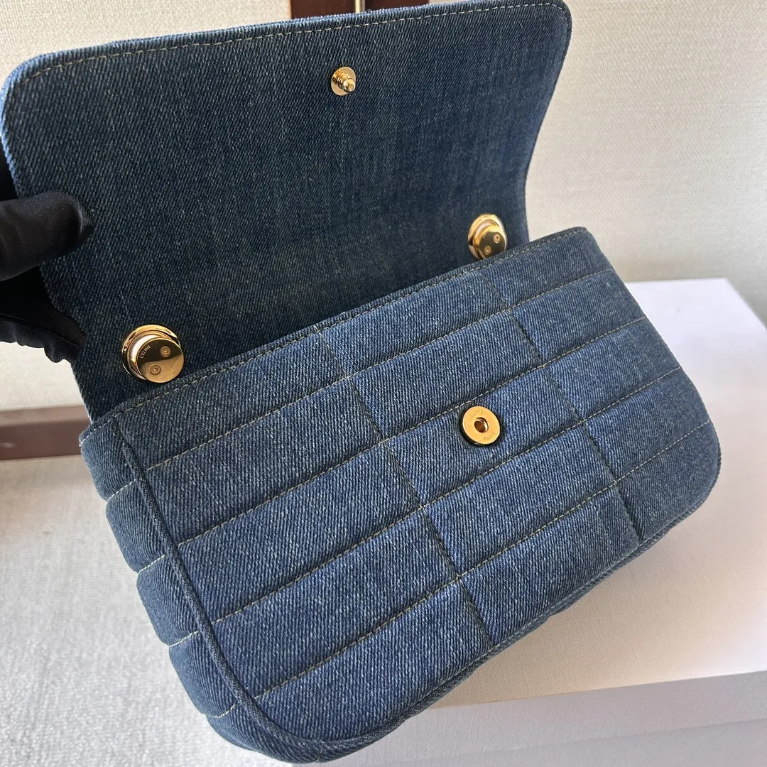💰600 MATELASSE MONOCHROME 新色绗缝牛仔布革链条肩背包 全新的标志性设计以及绗缝造型 独特绗缝工艺描摹摩登廓形，凸显丰盈质感 金属 LOGO 聚焦瞩目细节 搭配宽松夹克与牛仔裤 洋溢随性法式气息 型号：111273. 24x15x5cm：24x15x5cm