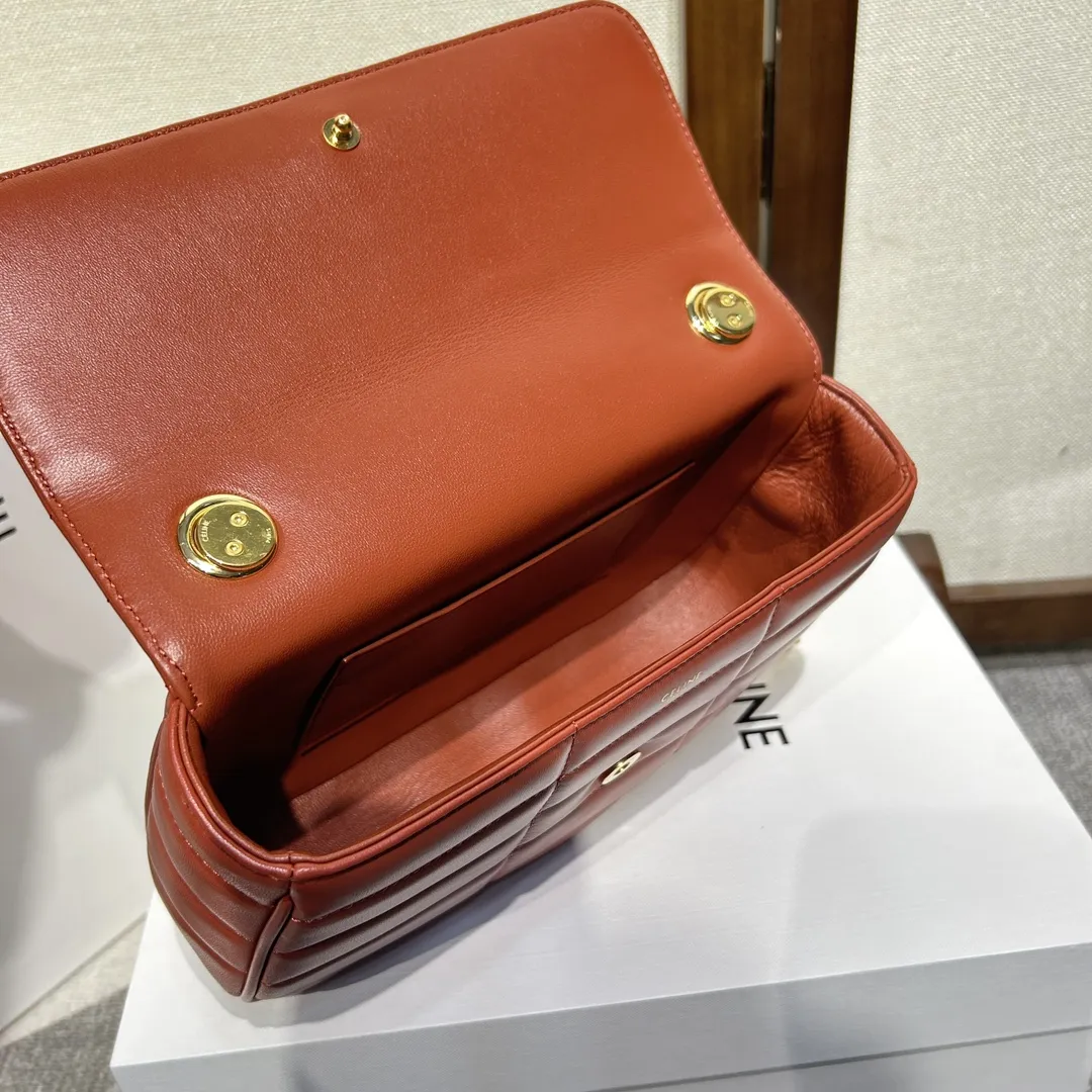 💰400 MATELASSE MONOCHROME 绗缝羊皮革链条肩背包 全新的标志性设计以及绗缝造型 独特绗缝工艺描摹摩登廓形,凸显丰盈质感 金属 LOGO 聚焦瞩目细节 搭配宽松夹克与牛仔裤 洋溢随性法式气息 型号:111273. 24x15x5cm:24x15x5cm