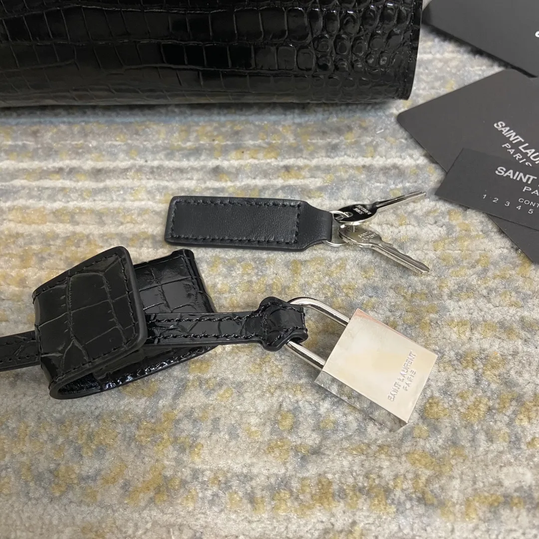 YSL经典Le Sac de Jour鳄纹手提包小号 经典SAINT LAURENT手袋、配以皮革管状手柄，风琴式侧面设 有按扣，搭配可调节可拆卸皮革斜挎背带和可拆卸皮套包覆型挂锁。上班通勤做公文包真的太太太太合适了！低调又非常有质感&hellip;get起同款包包！🔓 款号：392035 尺寸：21*15*10 💰920
