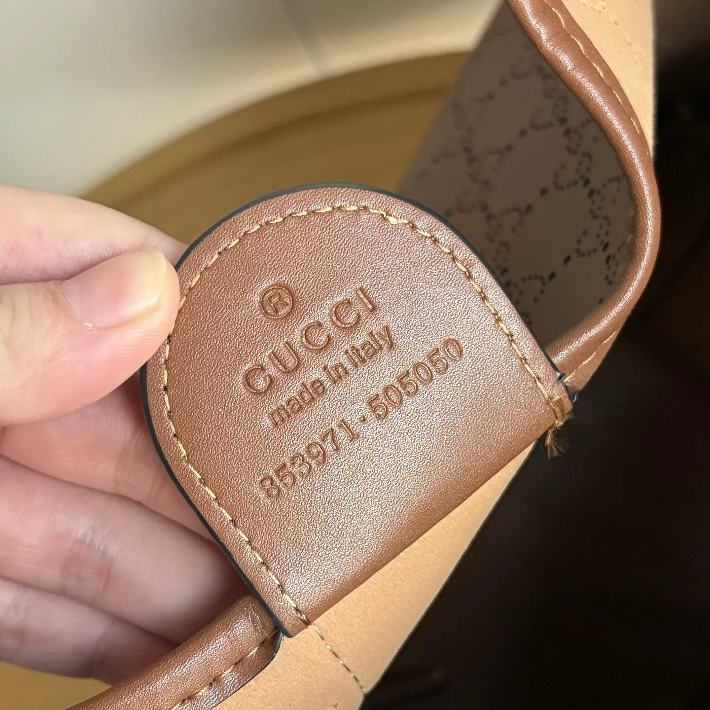 💰258包邮❗ Gucc1 Giglio系列穿孔大号托特包,款号853971棕🎈🎈🎈尺寸:42 (60)厘米(宽)x 47厘米(高)x 16厘米(深) 📢📢📢