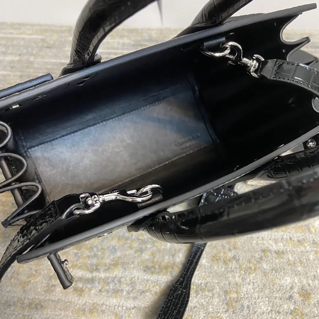 YSL经典Le Sac de Jour鳄纹手提包小号 经典SAINT LAURENT手袋、配以皮革管状手柄,风琴式侧面设 有按扣,搭配可调节可拆卸皮革斜挎背带和可拆卸皮套包覆型挂锁。上班通勤做公文包真的太太太太合适了!低调又非常有质感…get起同款包包!🔓 款号:392035 尺寸:21*15*10 💰920