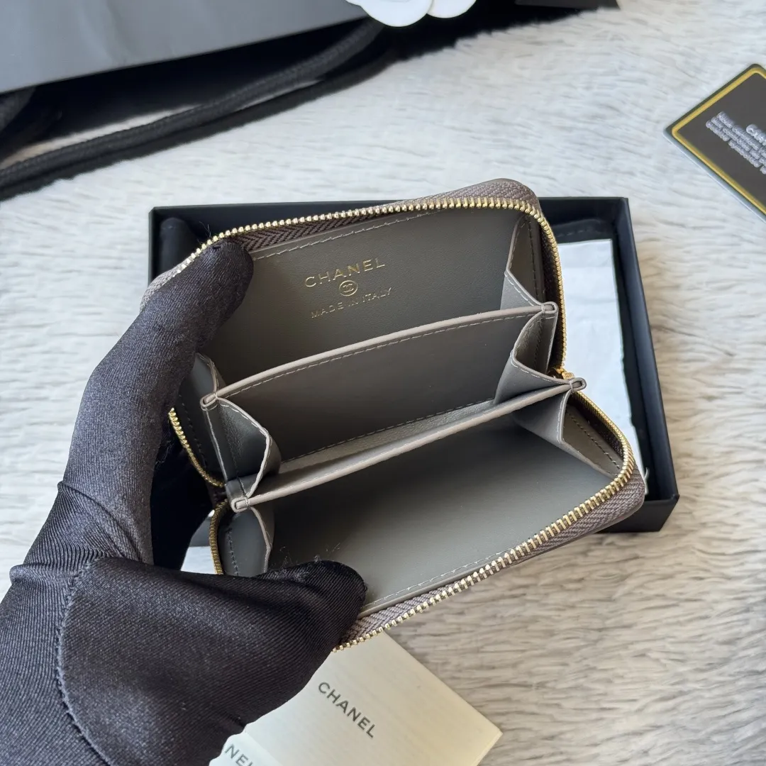 💰248包邮❗ 𝗖𝗵𝗮𝗻𝗲𝗹 𝟐𝟔𝐬 𝐂𝐅 系列拉链零钱卡包 鳄鱼纹 进口渠道的鳄鱼皮皮料光泽满满的质感，万年经典的𝑪𝑭系列，永不过时的红色与金属搭配，简约、优雅、随性与时尚，完美的诠释了所谓的经典与永恒 尺寸：𝟖.𝟓&times;𝟏𝟏&times;𝟒.𝟓𝐜𝐦 编号：AP5189