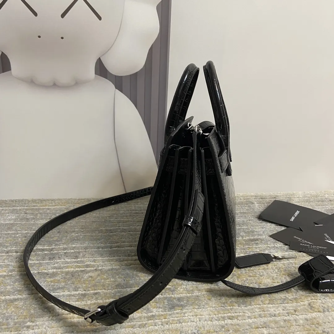 YSL经典Le Sac de Jour鳄纹手提包小号 经典SAINT LAURENT手袋、配以皮革管状手柄,风琴式侧面设 有按扣,搭配可调节可拆卸皮革斜挎背带和可拆卸皮套包覆型挂锁。上班通勤做公文包真的太太太太合适了!低调又非常有质感…get起同款包包!🔓 款号:392035 尺寸:21*15*10 💰920