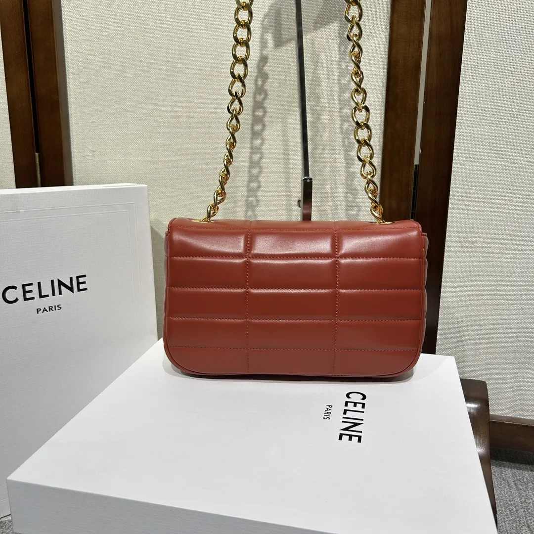 💰400 MATELASSE MONOCHROME 绗缝羊皮革链条肩背包 全新的标志性设计以及绗缝造型 独特绗缝工艺描摹摩登廓形，凸显丰盈质感 金属 LOGO 聚焦瞩目细节 搭配宽松夹克与牛仔裤 洋溢随性法式气息 型号：111273. 24x15x5cm：24x15x5cm