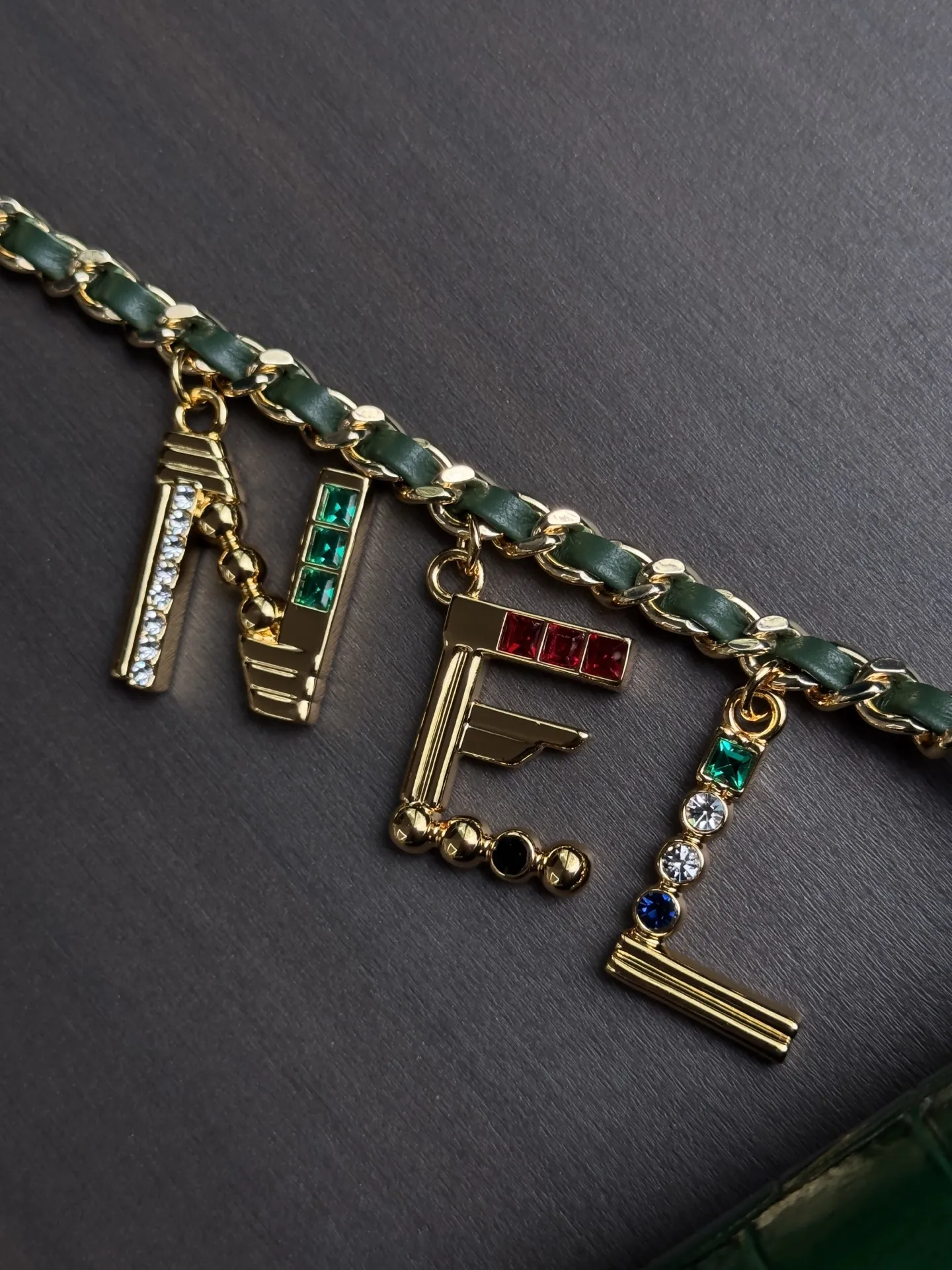 800🌸26A链条包鳄鱼纹 金色双C锁扣，低调又奢华✨。链条上&ldquo;CHANEL&rdquo;字母挂饰，彩色珐琅点缀，时髦感满分！尺寸适中，通勤、出街都超百搭，链条可单肩or斜挎，实用又优雅，是香奈儿手工坊系列的代表作，精致细节控必入！ 款号AS6340 尺寸12-22-4 配包装
