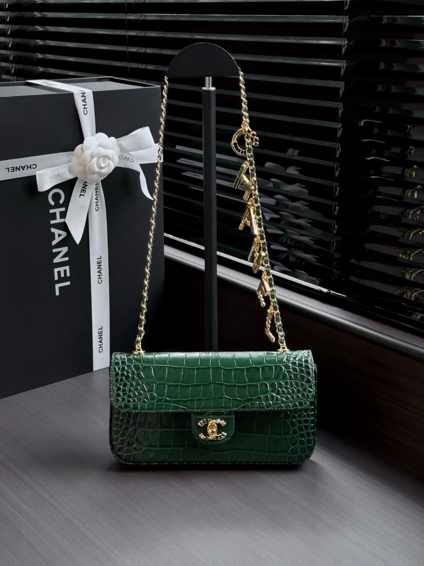 800🌸26A链条包鳄鱼纹 金色双C锁扣，低调又奢华✨。链条上&ldquo;CHANEL&rdquo;字母挂饰，彩色珐琅点缀，时髦感满分！尺寸适中，通勤、出街都超百搭，链条可单肩or斜挎，实用又优雅，是香奈儿手工坊系列的代表作，精致细节控必入！ 款号AS6340 尺寸12-22-4 配包装