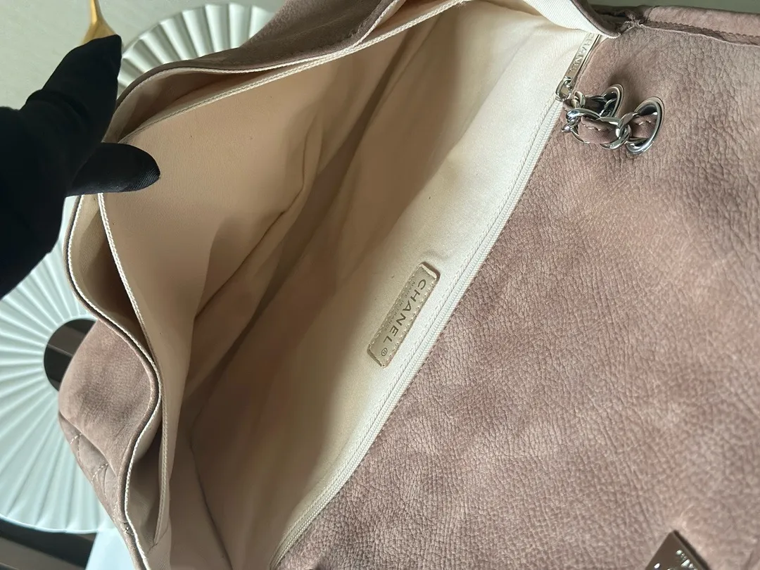 💰 930🌸回货！正版开发！最新原版皮料开发 超大logo麂皮双兜链条8包双口袋机场 购物包!这只棕色双口袋包真的很特别，特别有氛围感、上身感觉就是很飒!妥妥的网红氛围感亮色里面的王者小牛皮材质手感超软糯 随便一抓就能出门了超 nice、果然还得看香奈儿邂逅!可以带走哟~!喜欢它的简约 随性洒脱、这个颜色的双口袋真的好美啊!这个材质感觉是麂皮和皮的结合，不像纯麂皮那么软，又不像那么硬，刚刚好，这个颜色也是奶奶的搭配衣服很好看的一只 34x25x10cm:34x25x10cm 编号：3313棕色