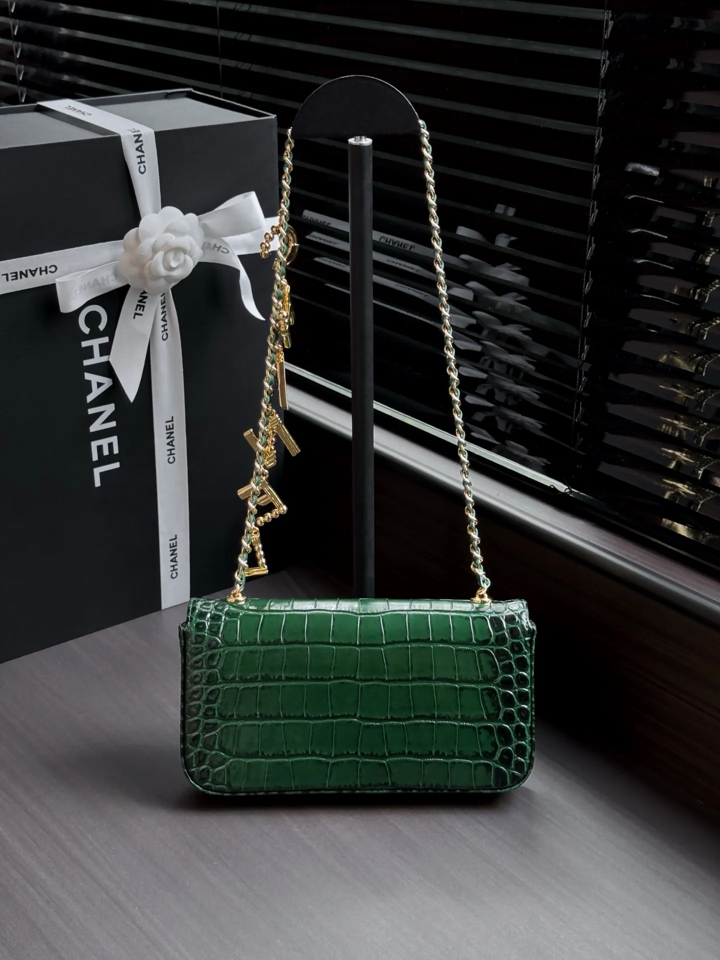 800🌸26A链条包鳄鱼纹 金色双C锁扣,低调又奢华✨。链条上“CHANEL”字母挂饰,彩色珐琅点缀,时髦感满分!尺寸适中,通勤、出街都超百搭,链条可单肩or斜挎,实用又优雅,是香奈儿手工坊系列的代表作,精致细节控必入! 款号AS6340 尺寸12-22-4 配包装